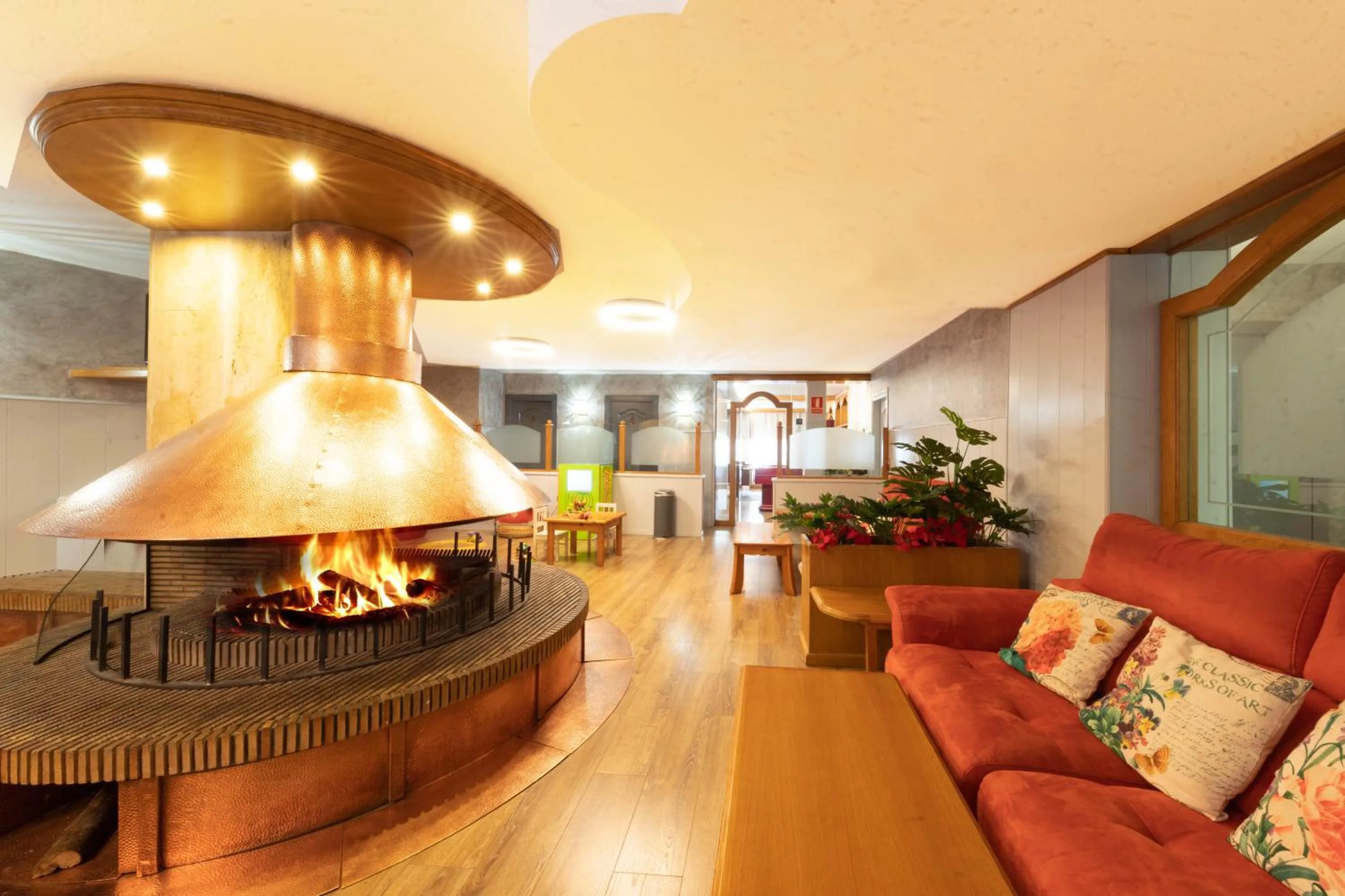 Communal lounge/ TV room in Hotel Guillem & Spa