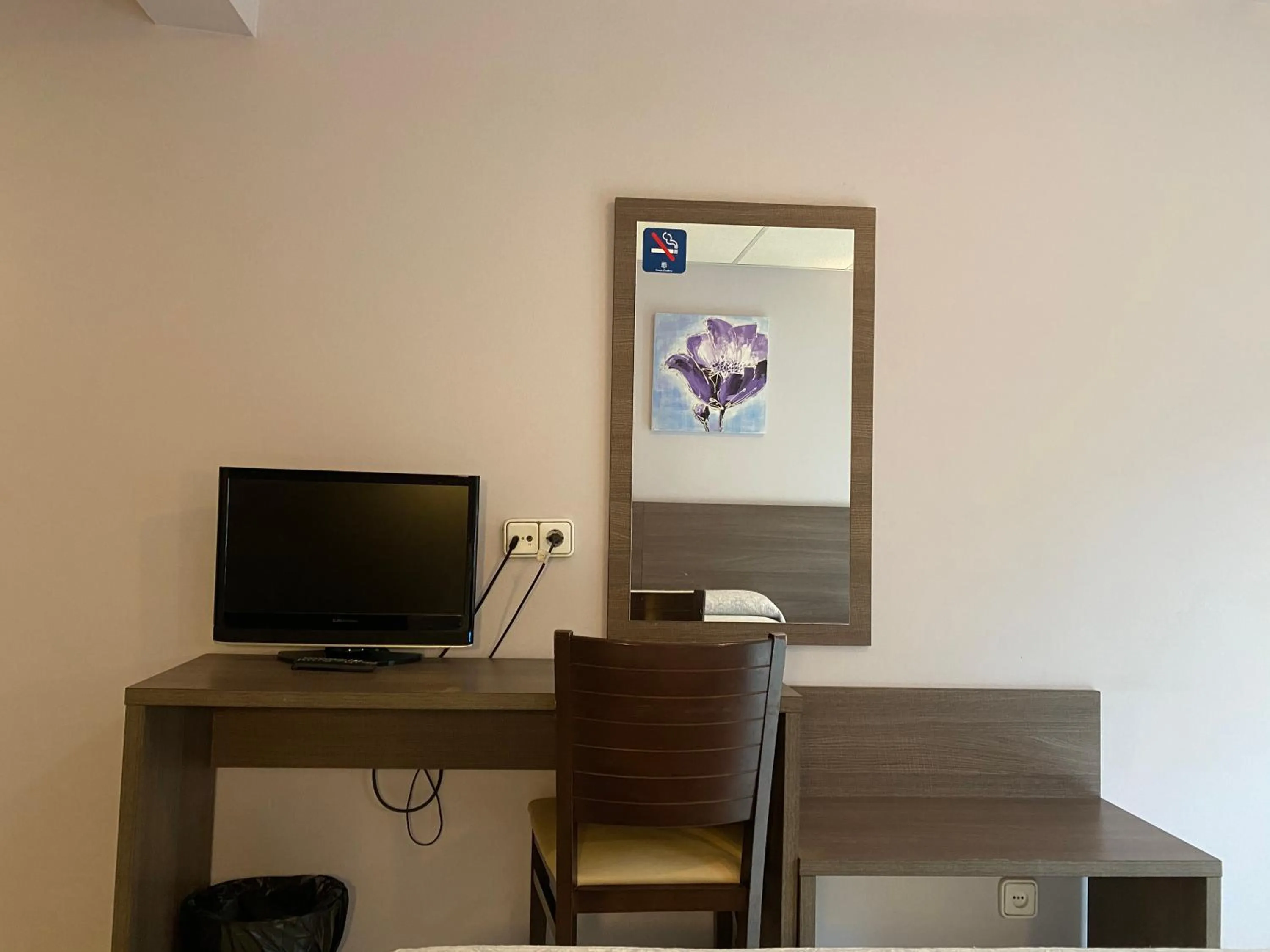 TV/Entertainment Center in Somriu Hotel City M28