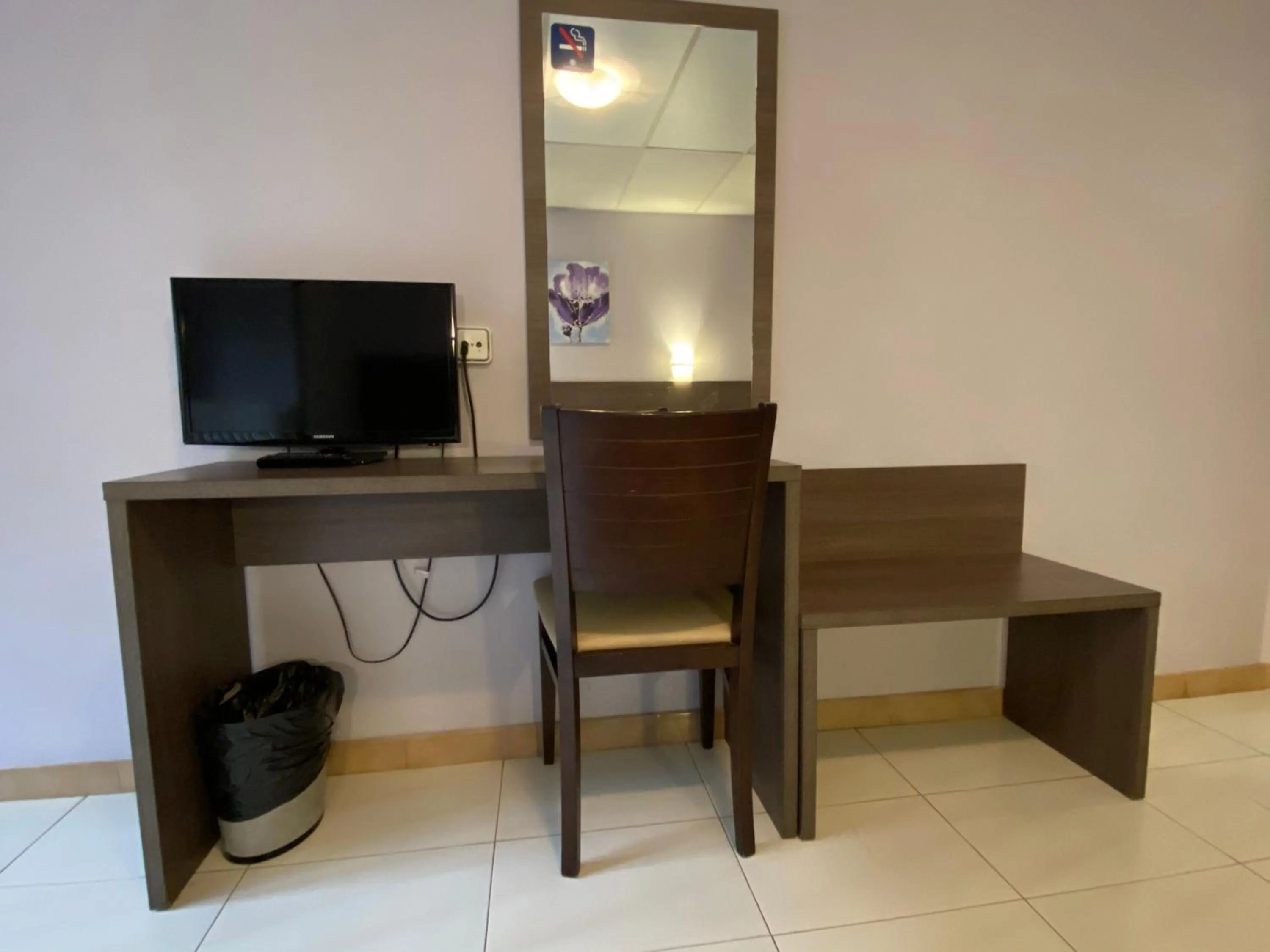 TV/Entertainment Center in Somriu Hotel City M28