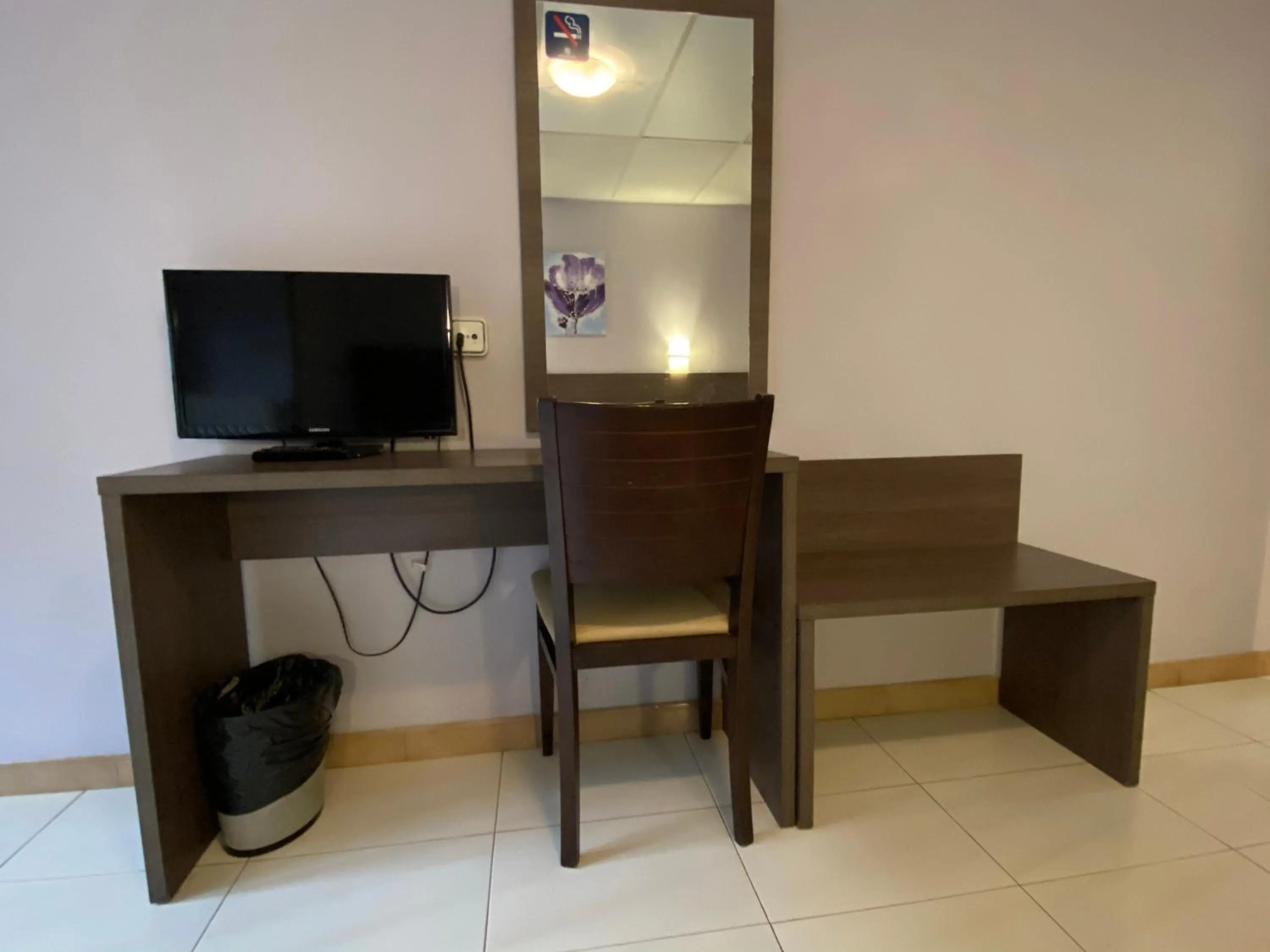 TV/Entertainment Center in Somriu Hotel City M28