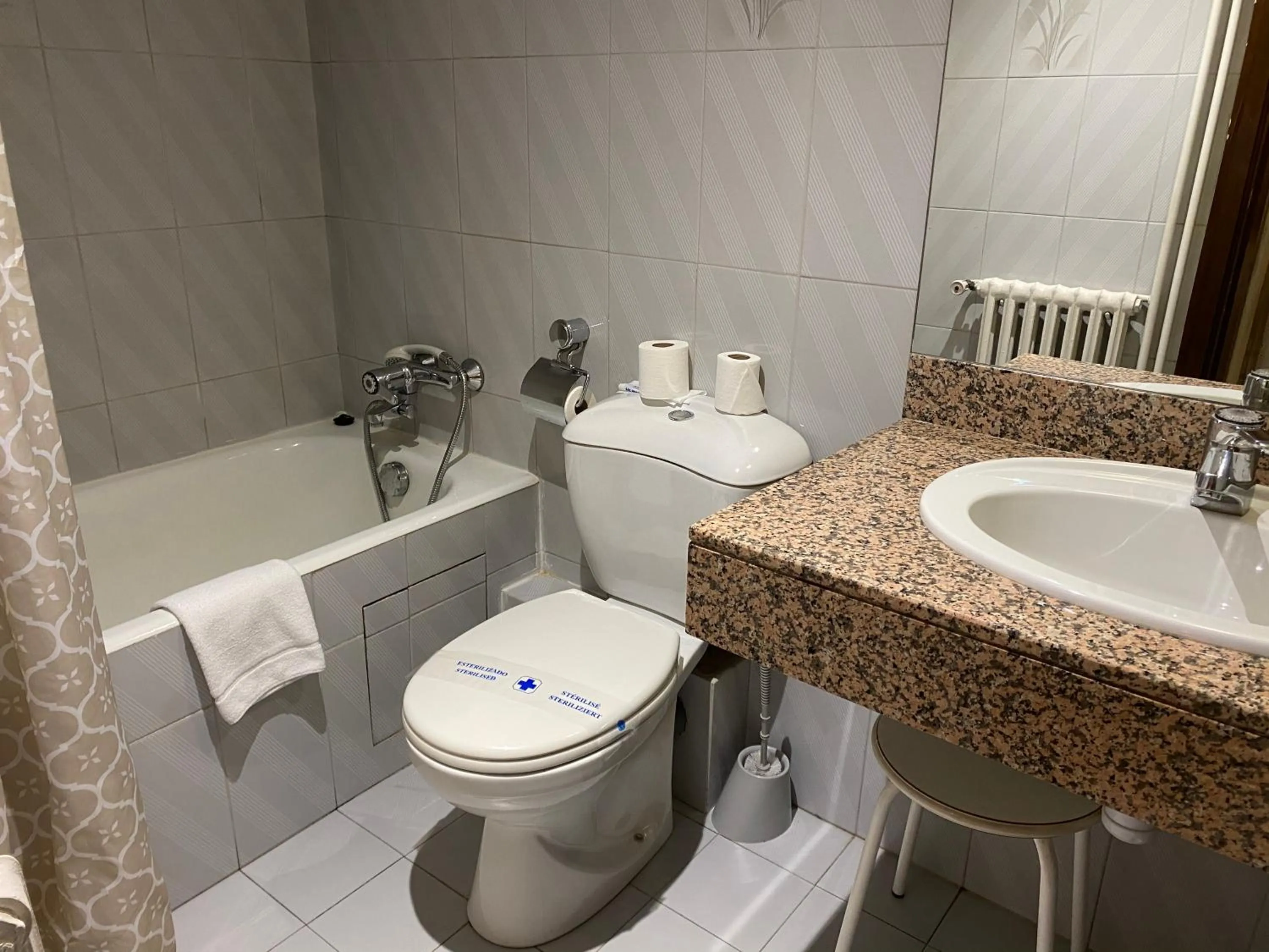 Bathroom in Somriu Hotel City M28