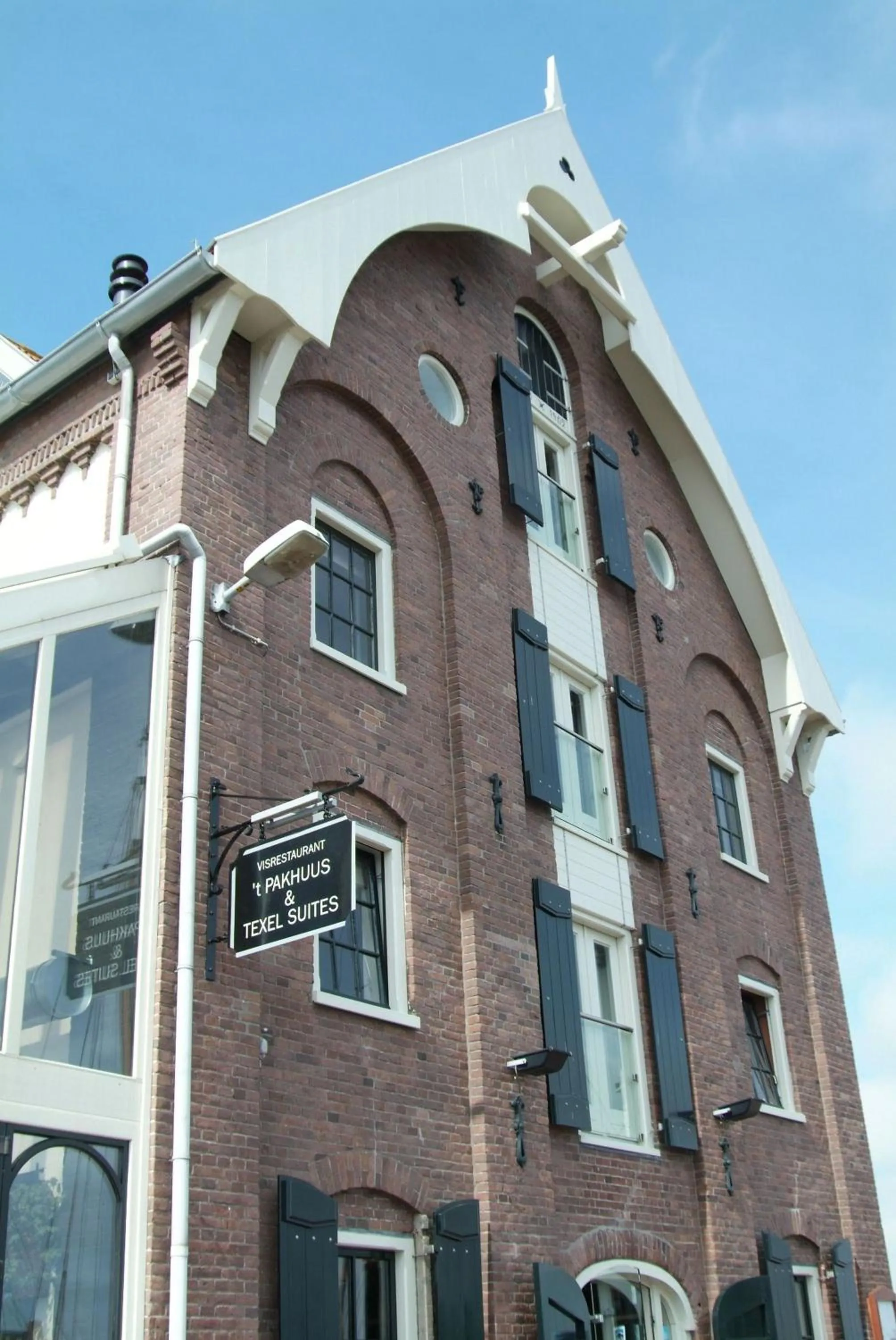 Facade/entrance in Texel Suites
