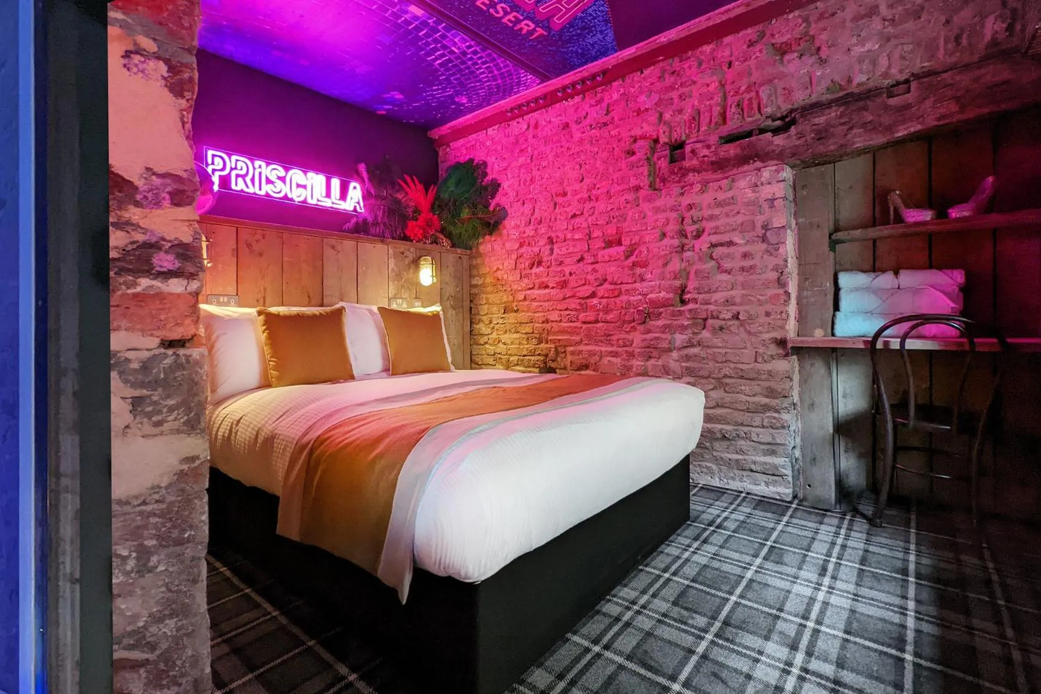 Bed in Briggate Hotel