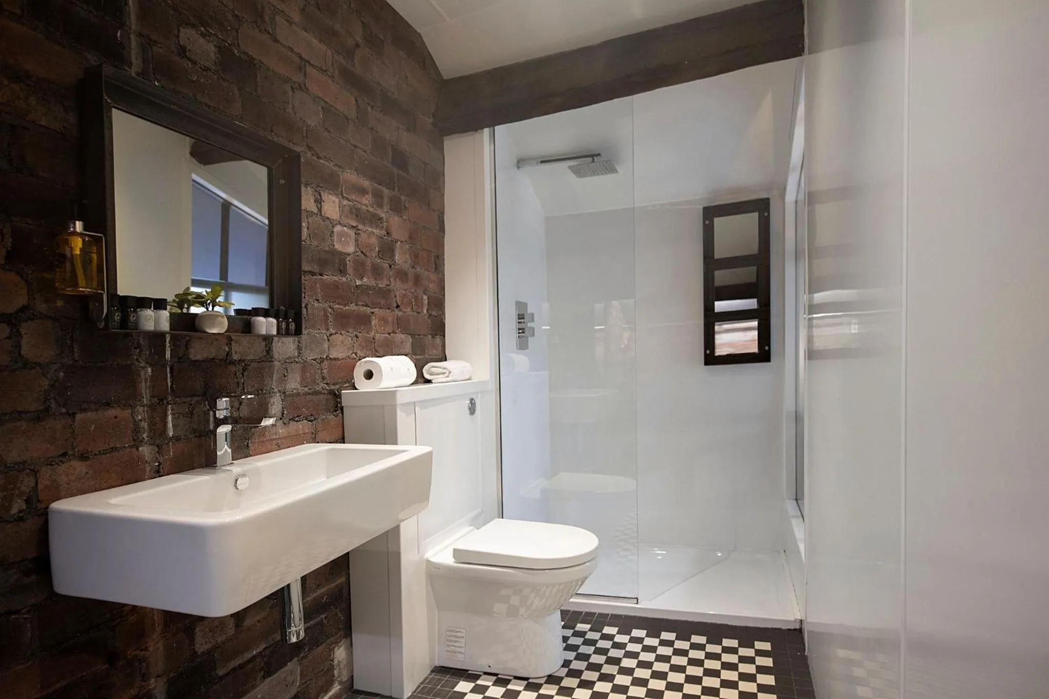 Bathroom in Briggate Hotel