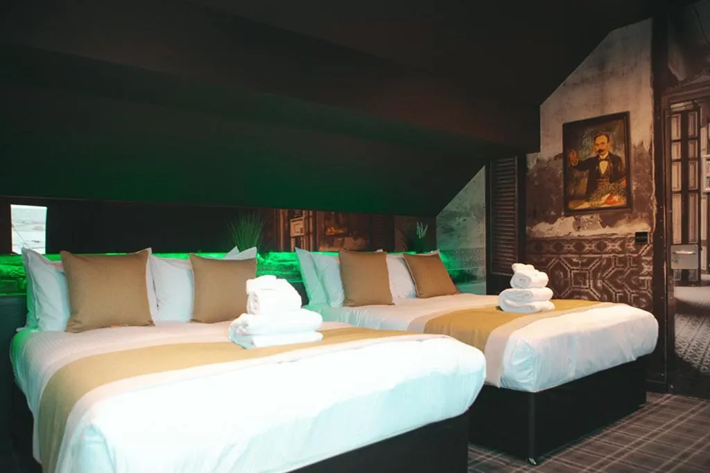 Bedroom, Bed in Briggate Hotel