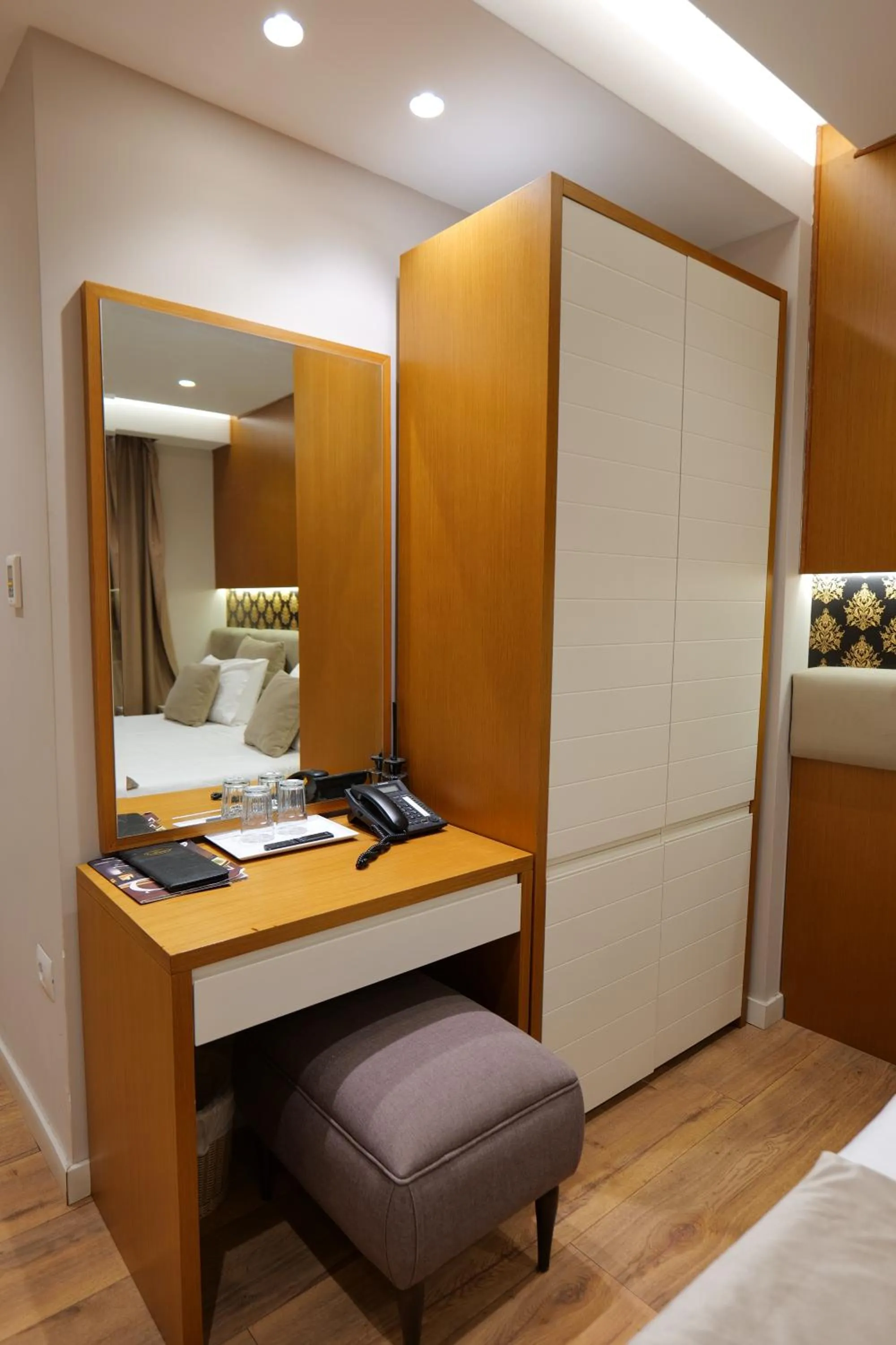 wardrobe, Bed in Hotel Queen