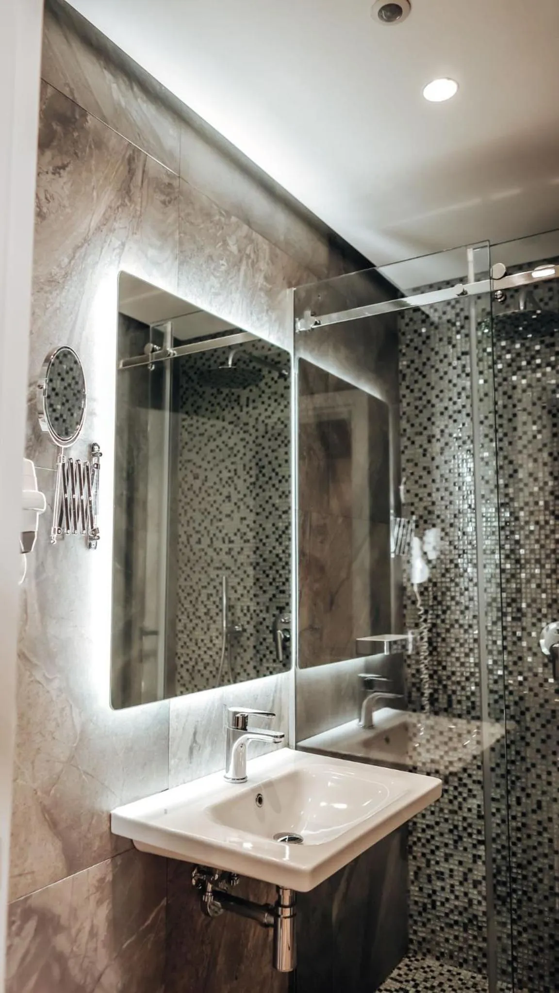 Shower in Hotel Queen