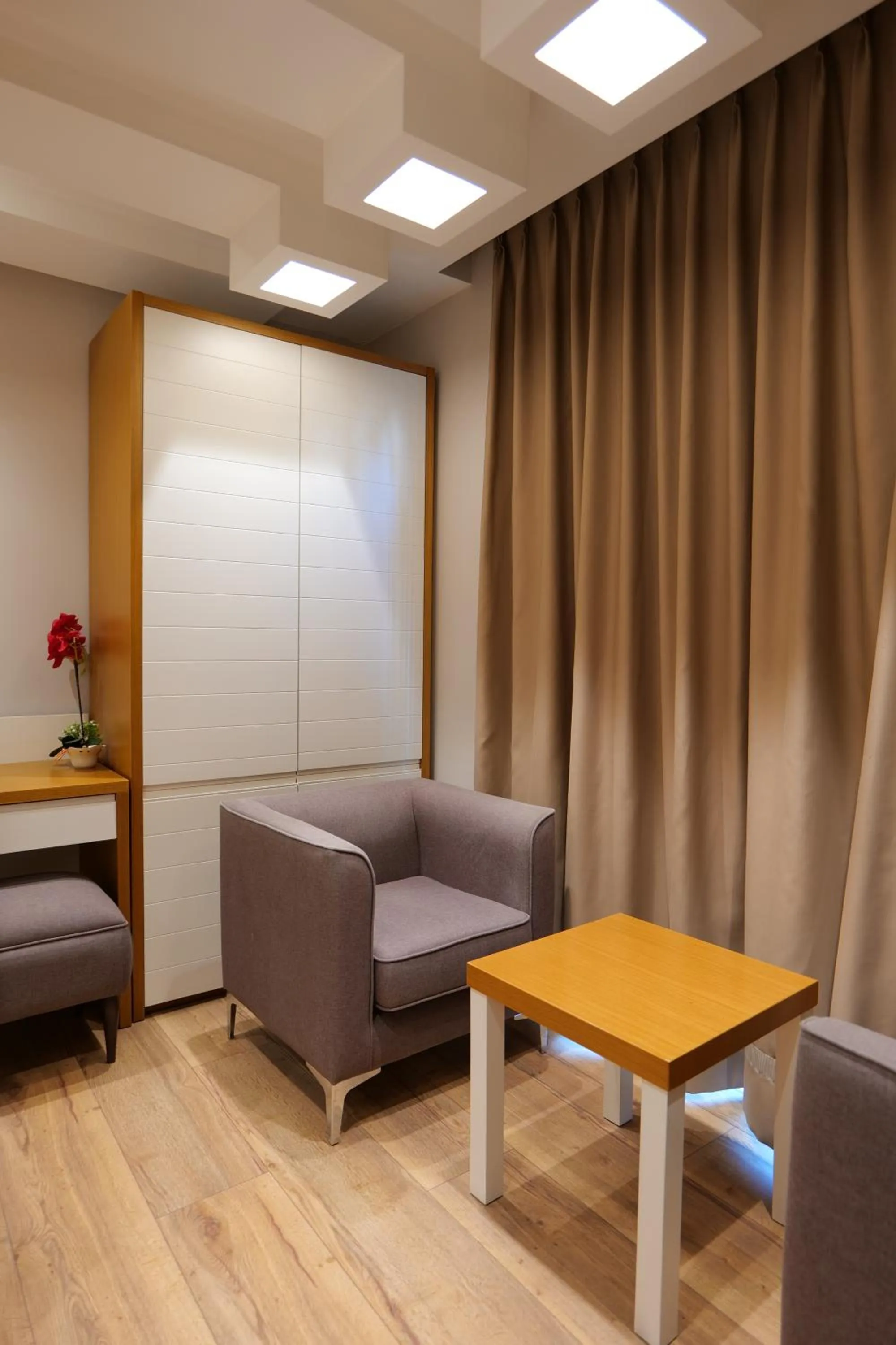 Seating area in Hotel Queen