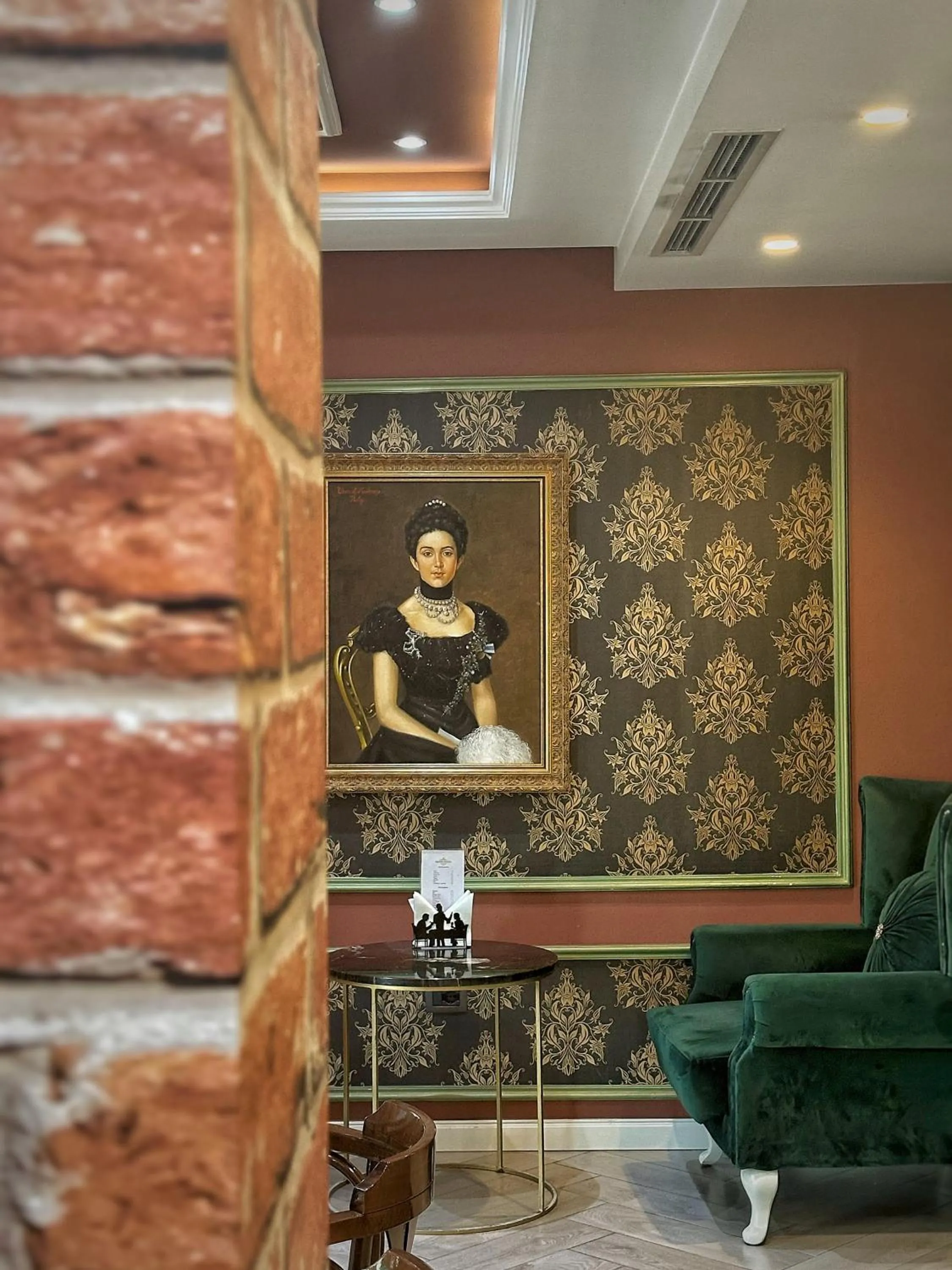 Restaurant/places to eat in Hotel Queen