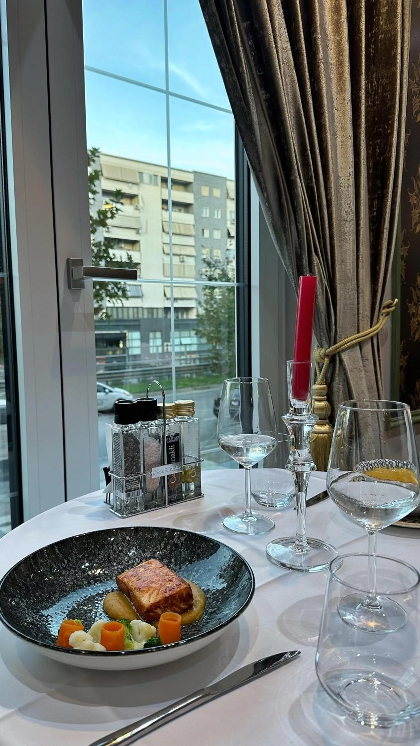 Restaurant/places to eat in Hotel Queen