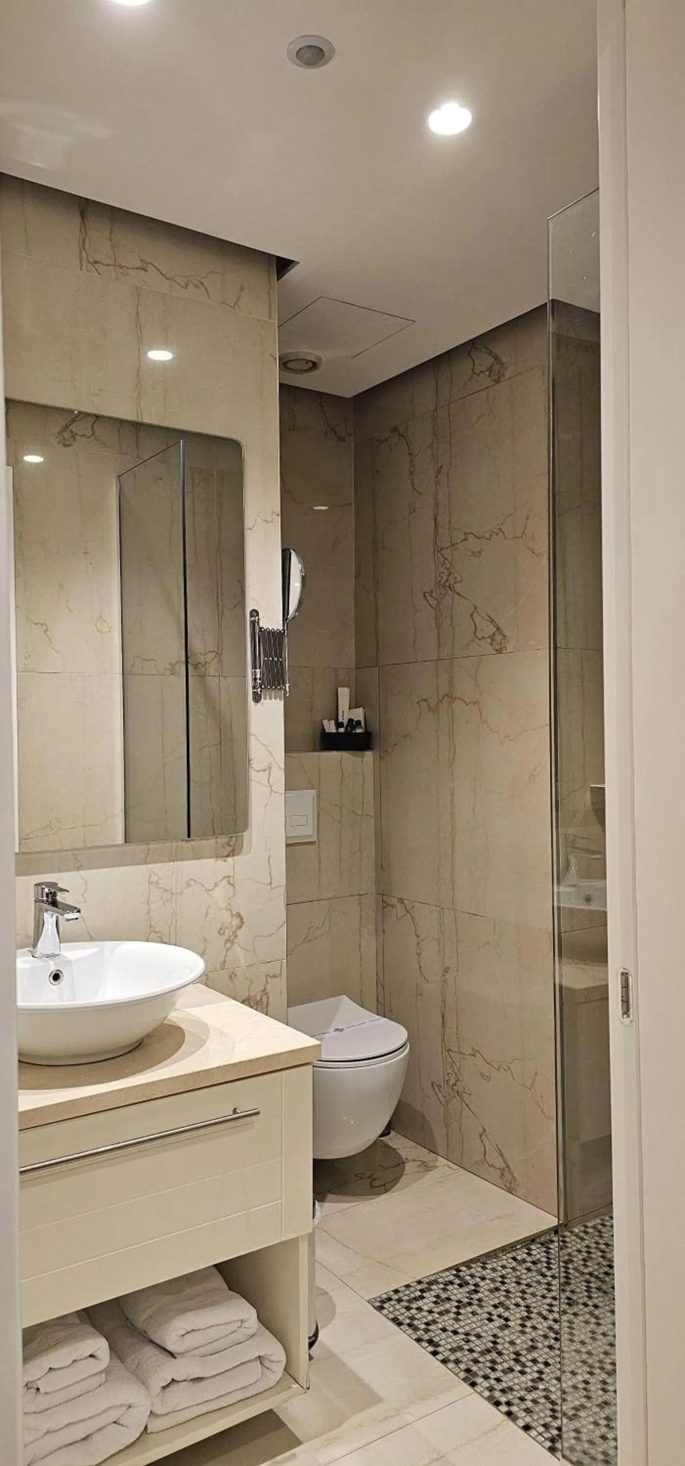 Shower in Hotel Queen