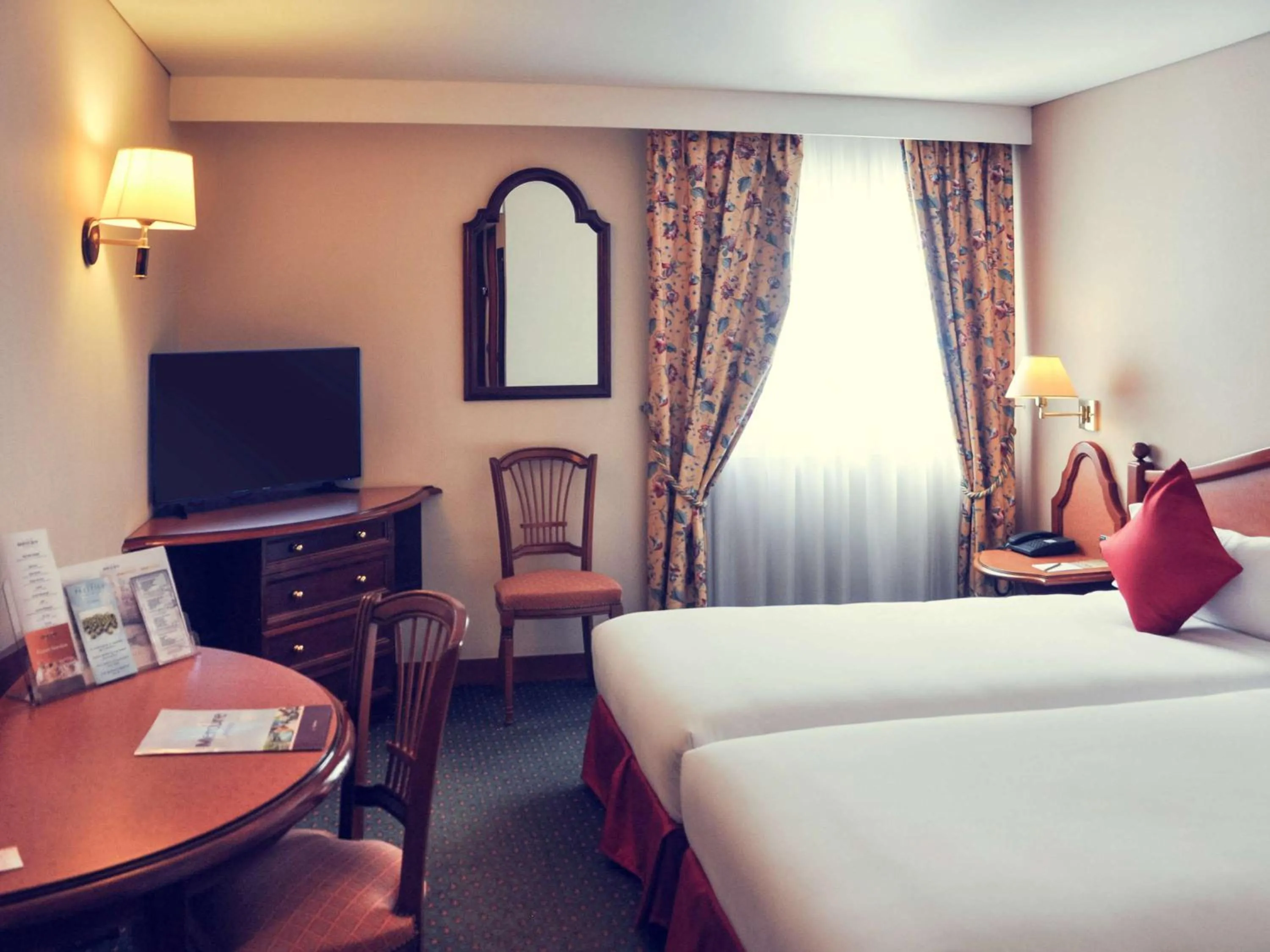 Photo of the whole room, Bed in Mercure Andorra