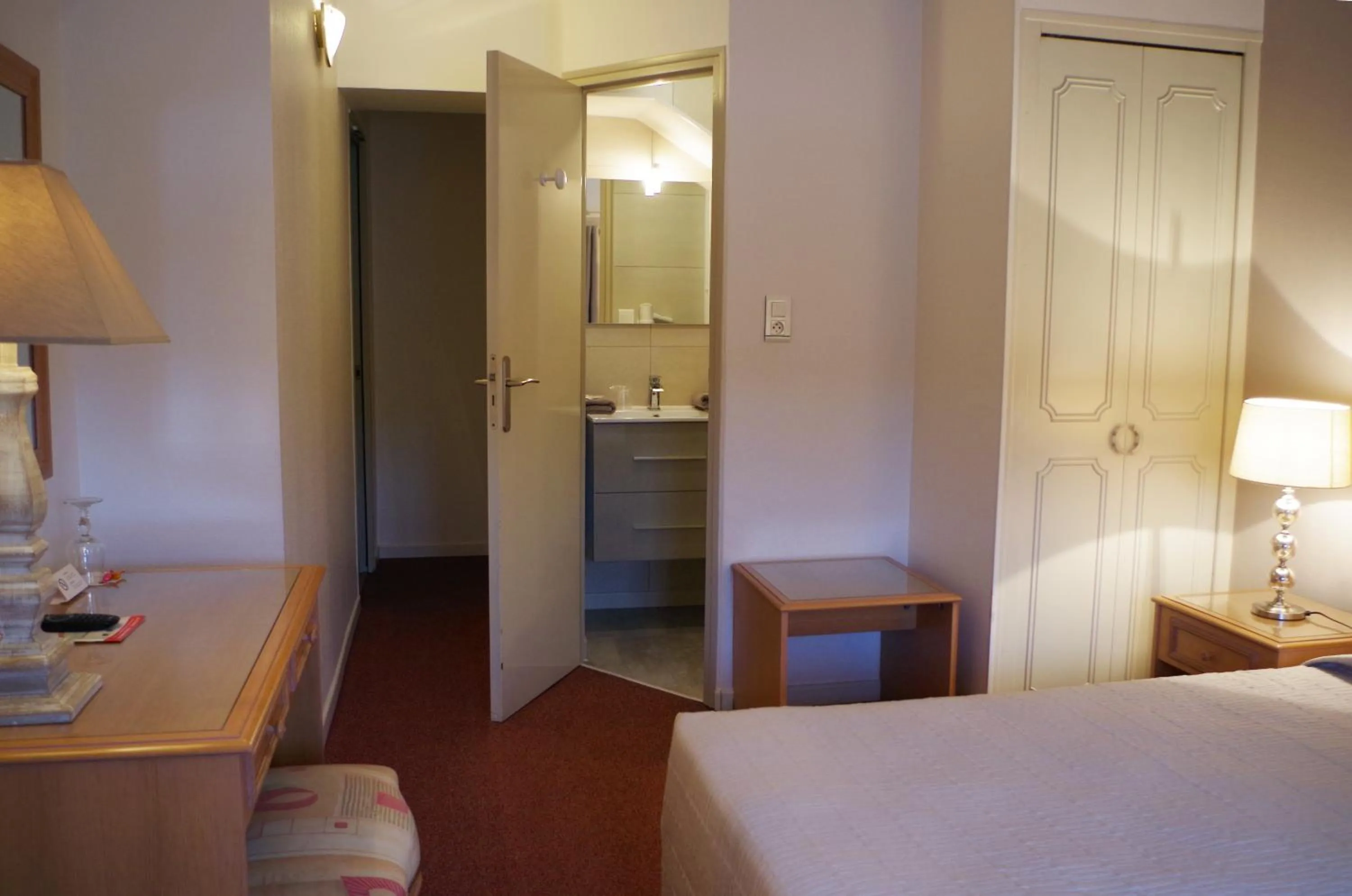 Bathroom, Bed in Hôtel Le Roosevelt