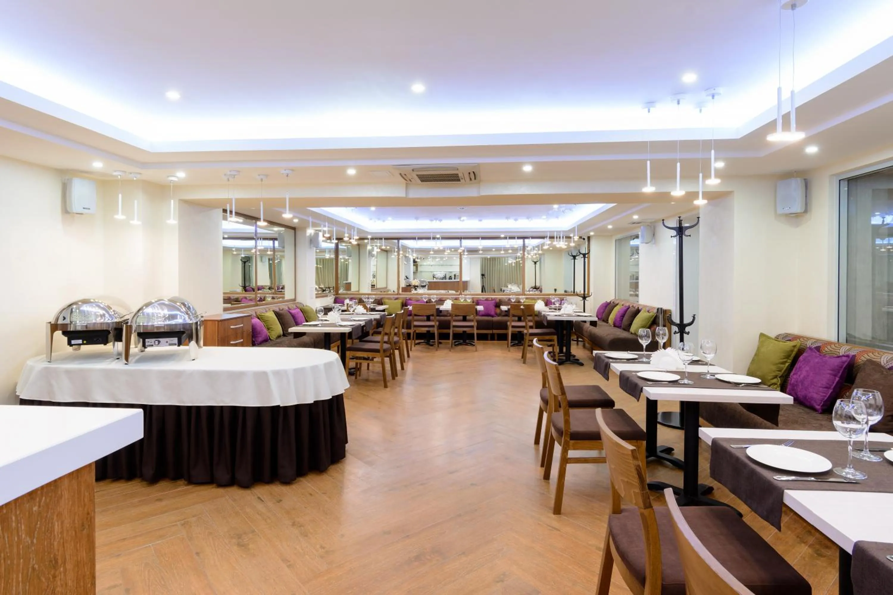 Restaurant/places to eat in Apart Hotel 92/2