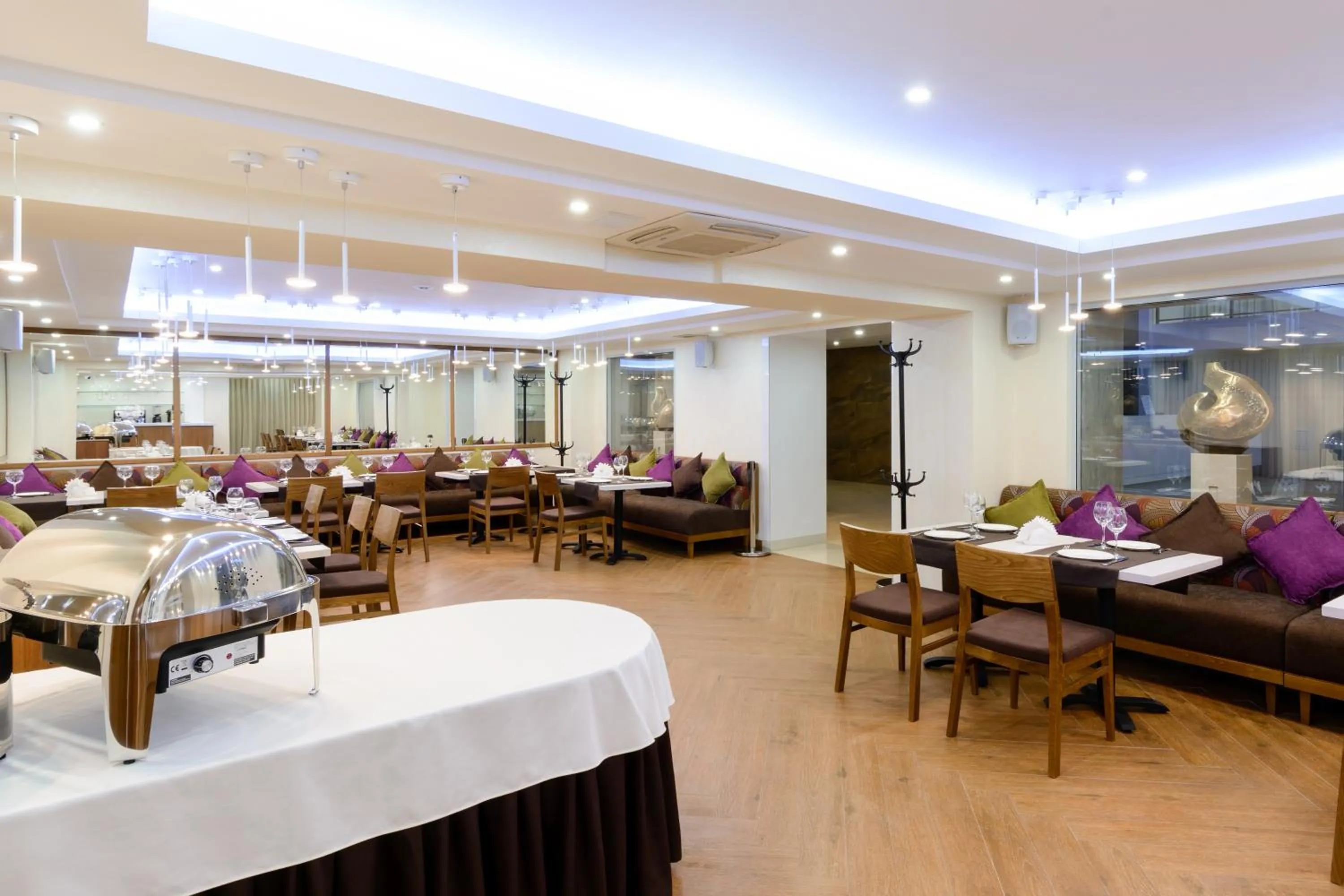 Restaurant/places to eat in Apart Hotel 92/2