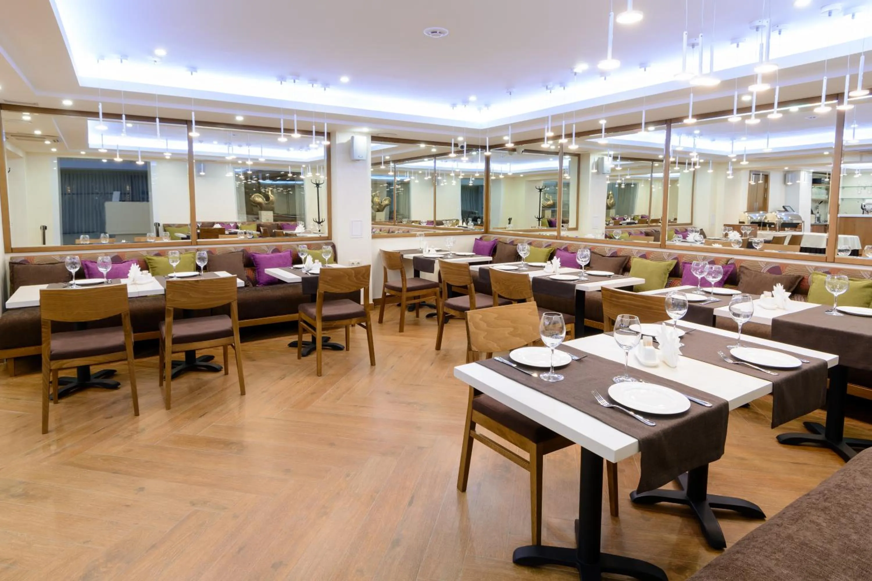 Restaurant/places to eat in Apart Hotel 92/2