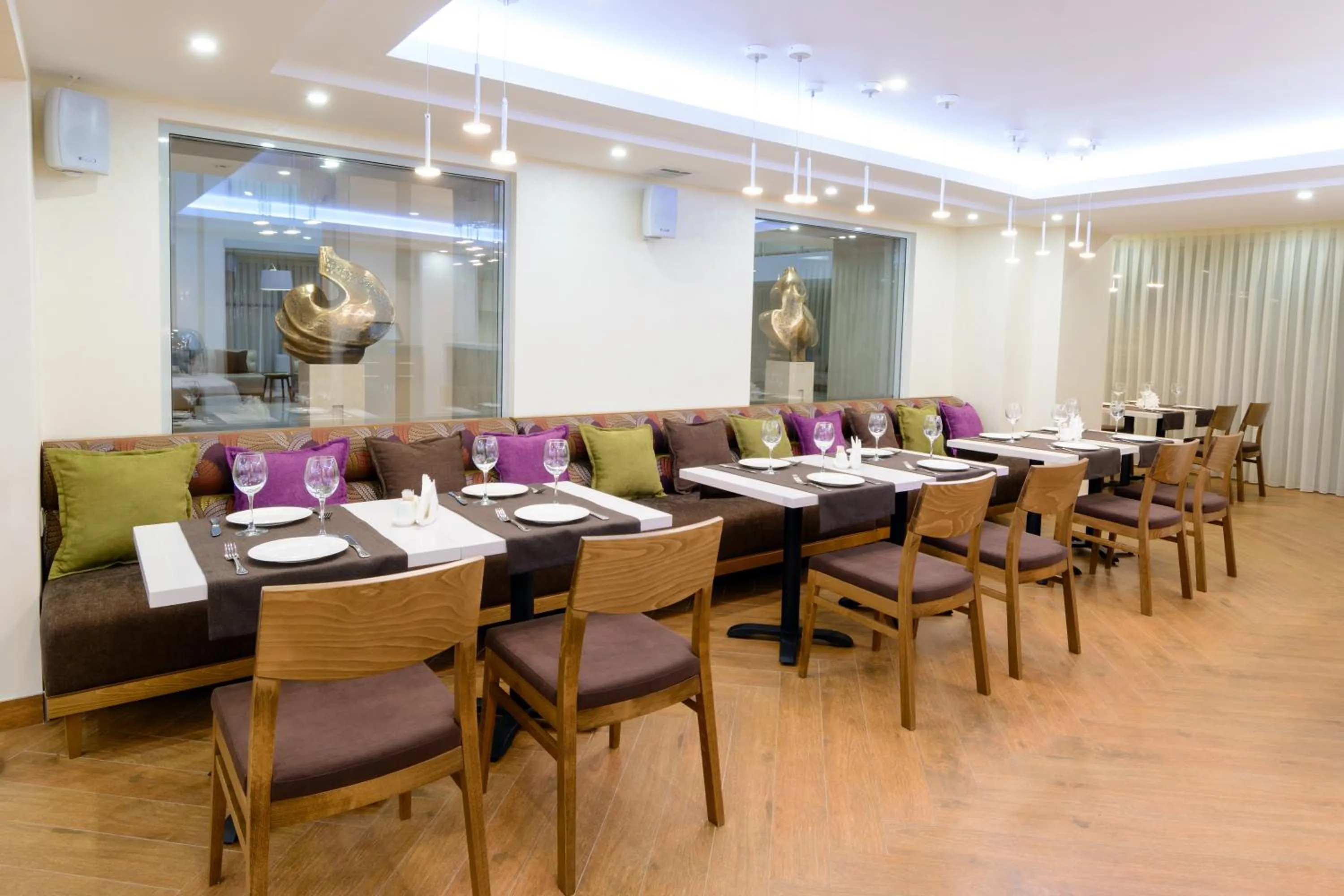 Restaurant/places to eat in Apart Hotel 92/2