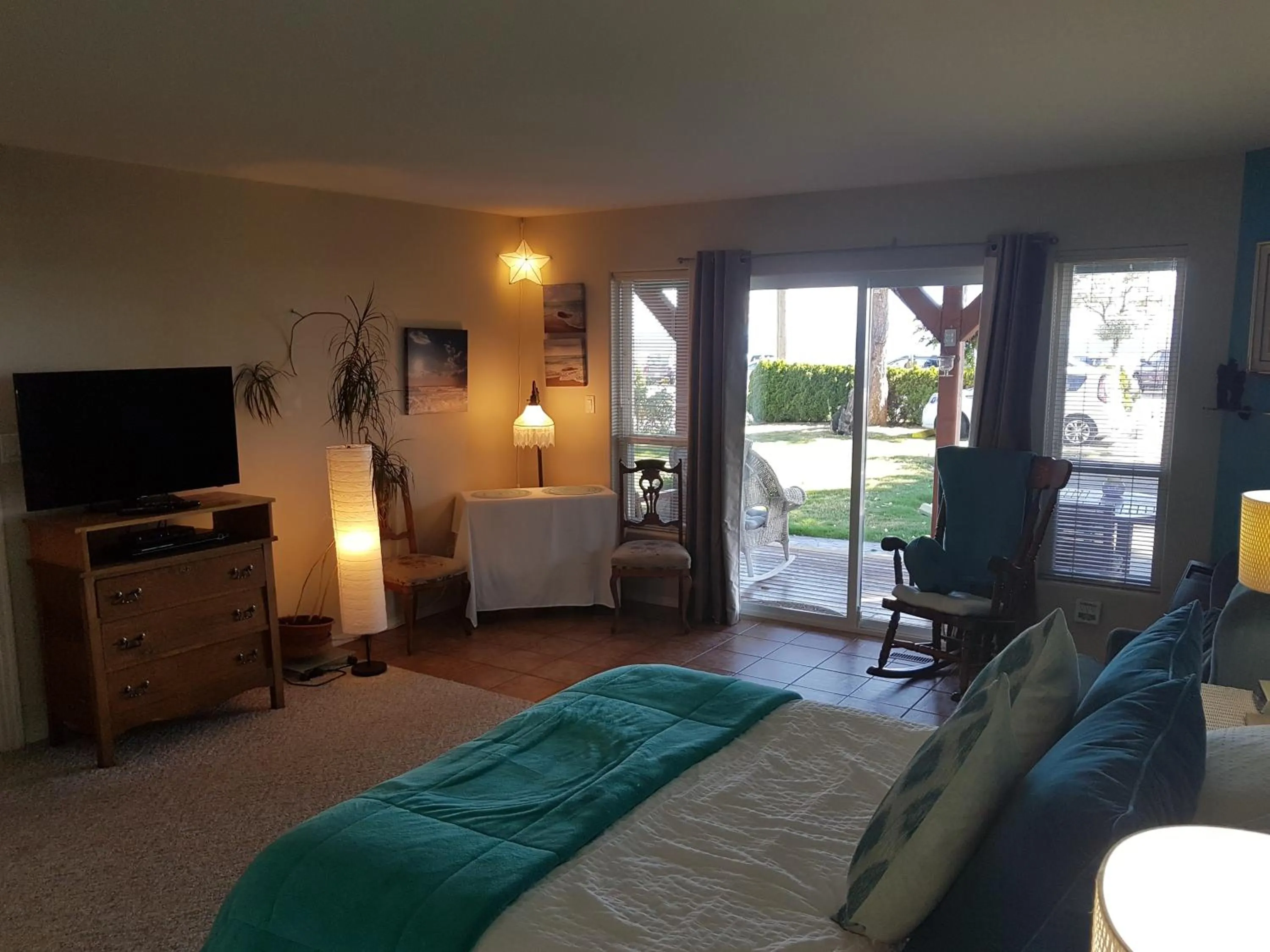 Bed in Davis Bay Bed & Breakfast