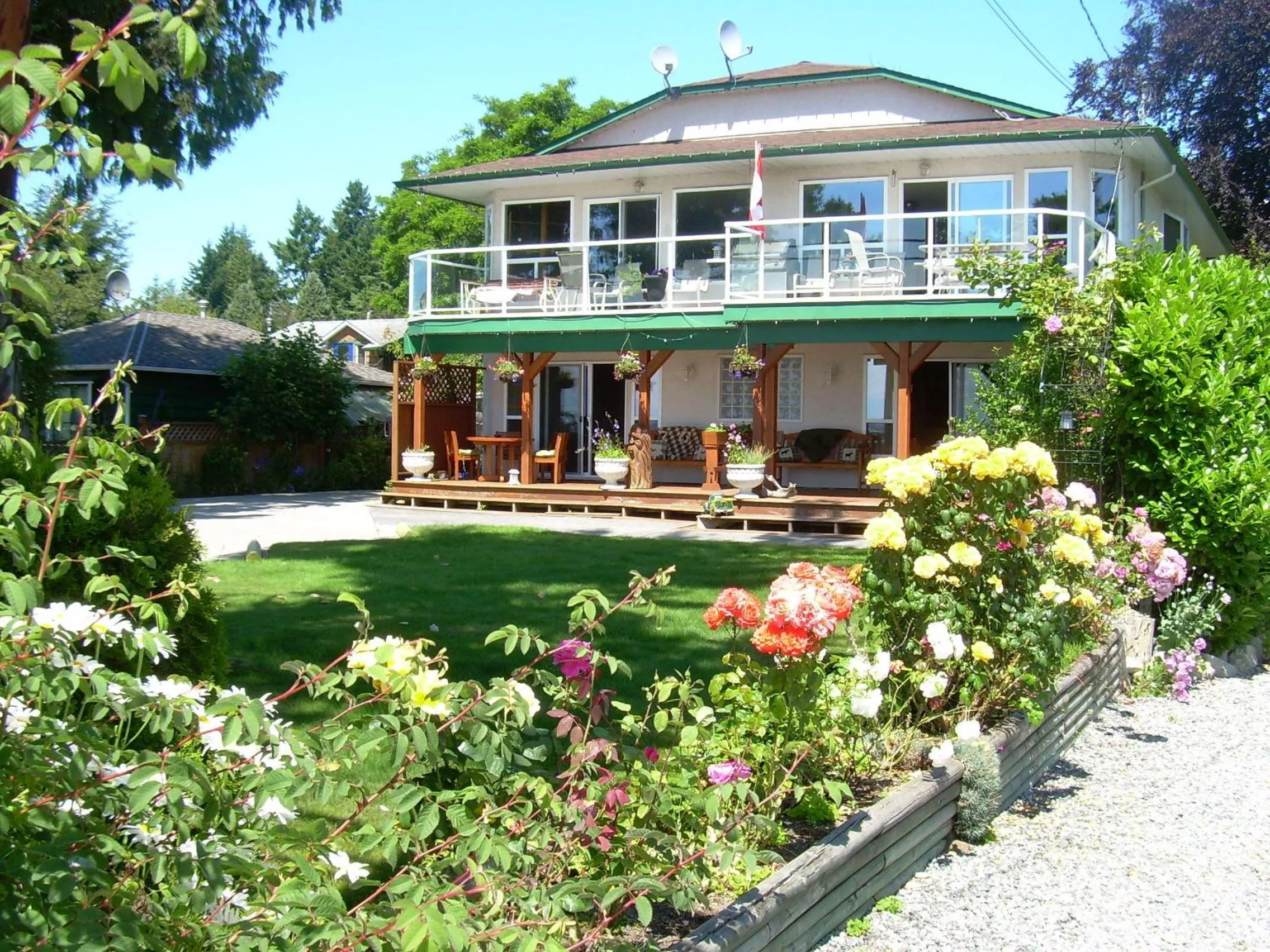 Property building in Davis Bay Bed & Breakfast