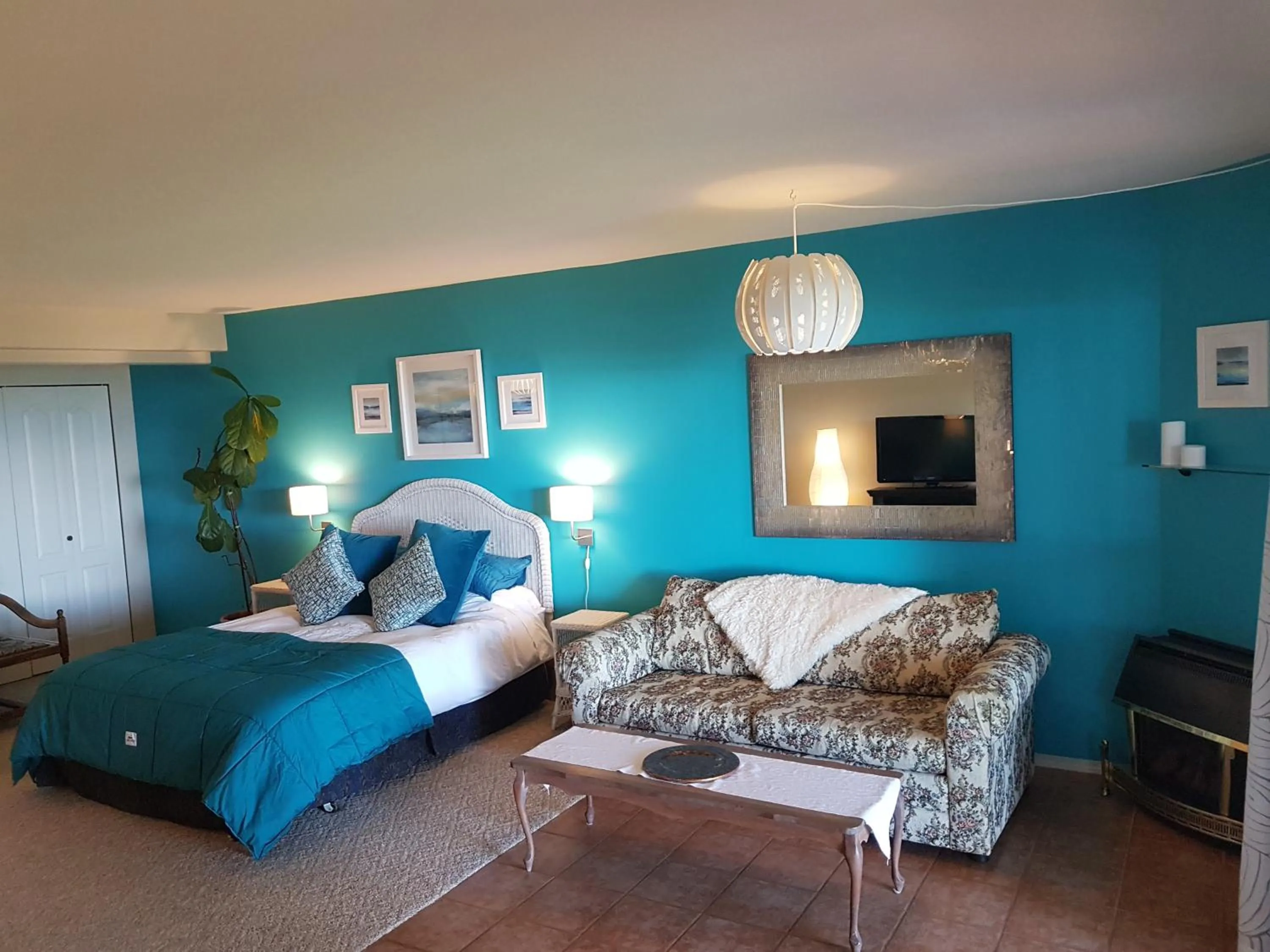 Bed in Davis Bay Bed & Breakfast