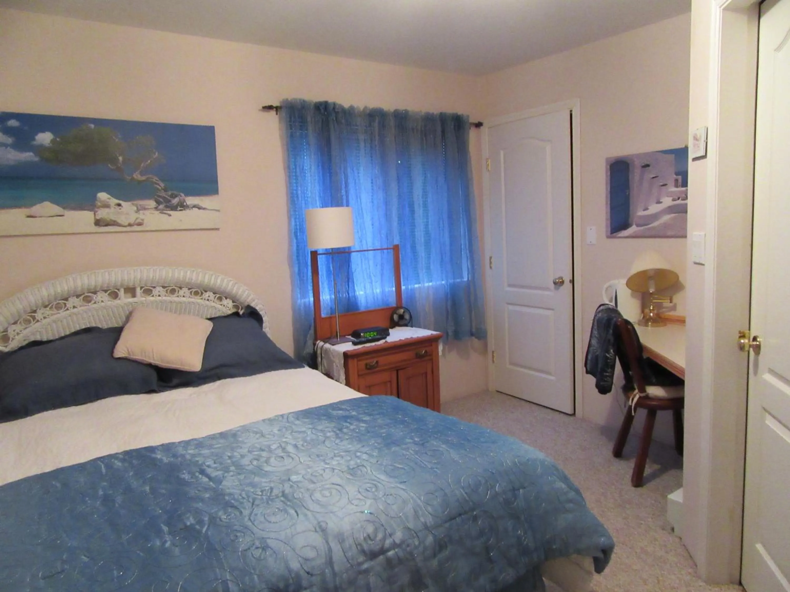 Bed in Davis Bay Bed & Breakfast