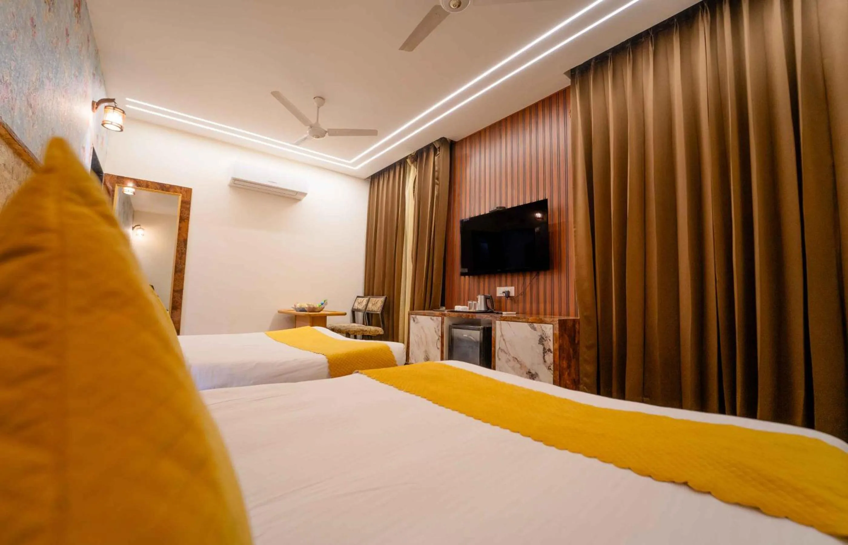 Bed in Hotel Royal Paradise