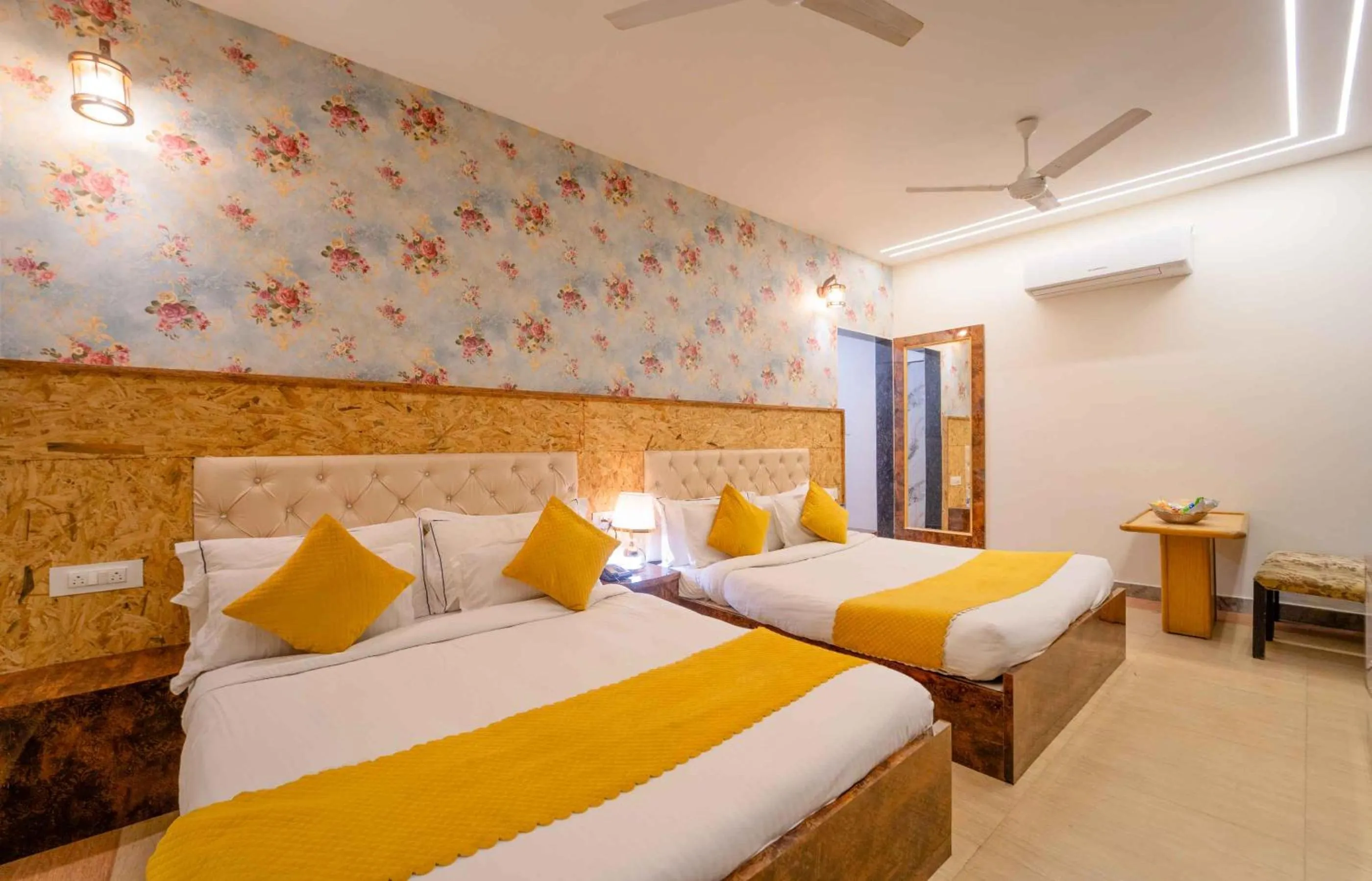 Bedroom, Bed in Hotel Royal Paradise