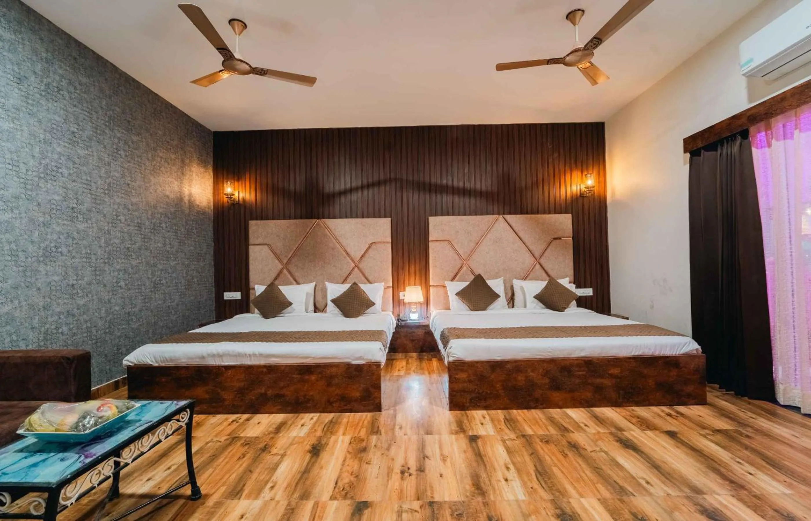 Bed in Hotel Royal Paradise