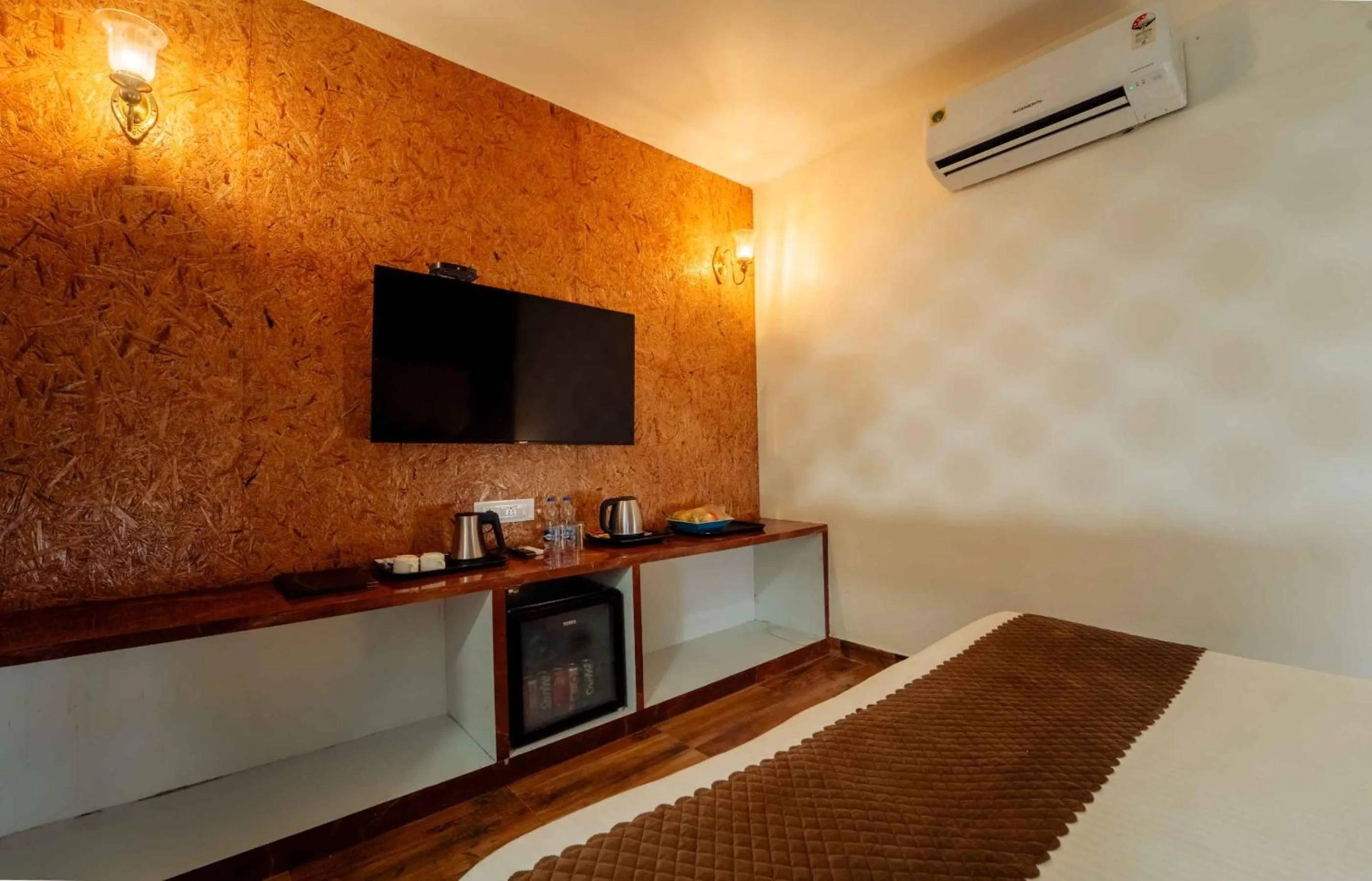 TV and multimedia in Hotel Royal Paradise