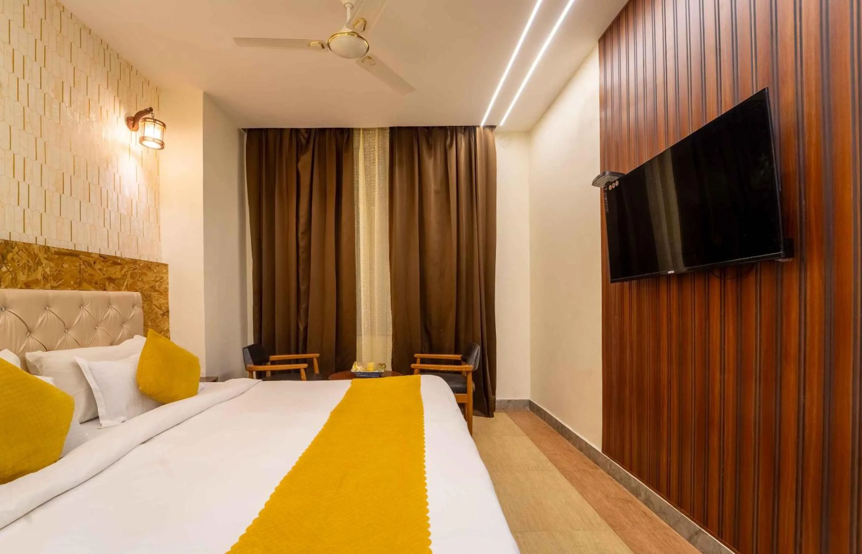 TV and multimedia, Bed in Hotel Royal Paradise