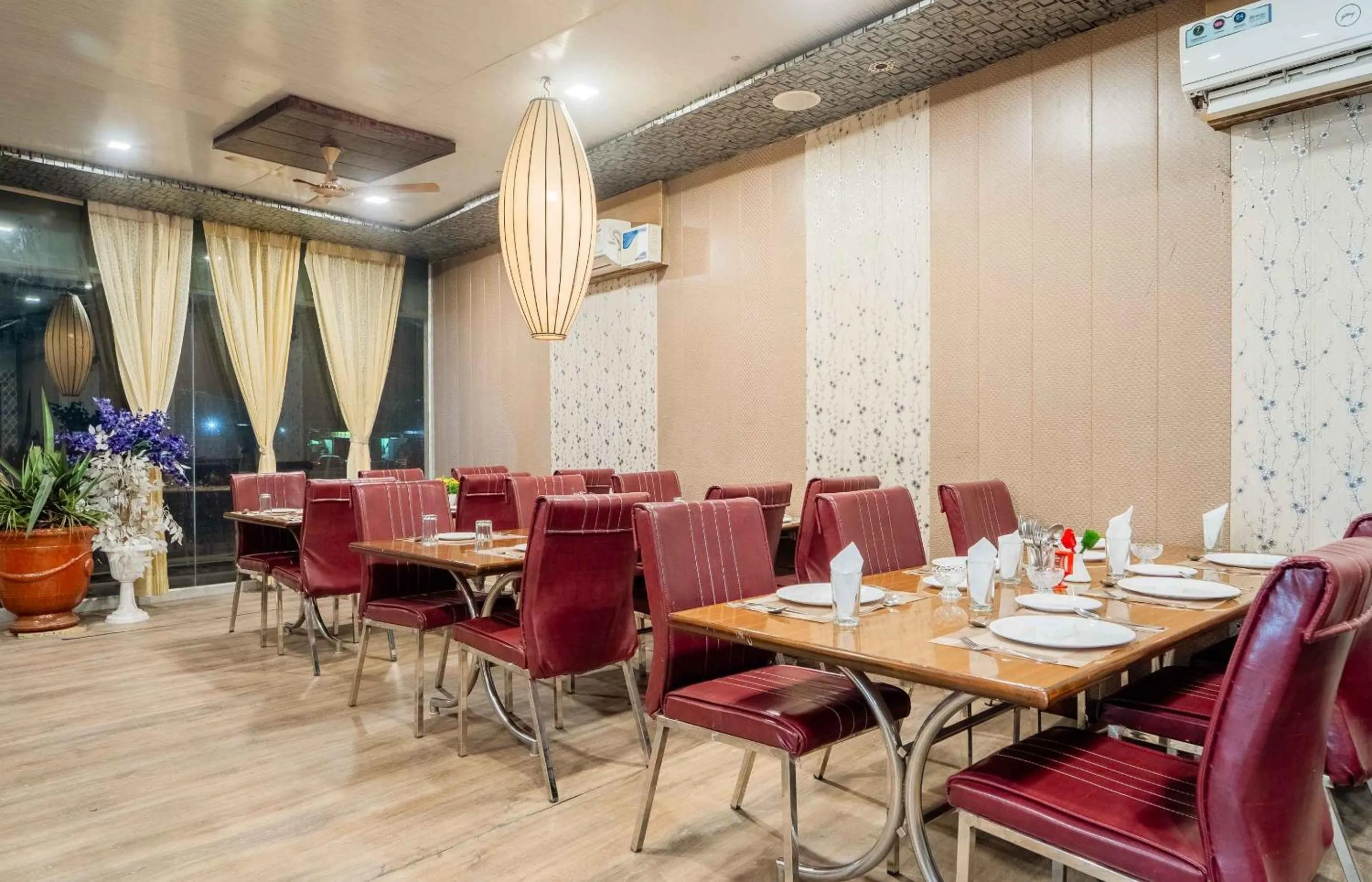 Restaurant/places to eat in Hotel Royal Paradise