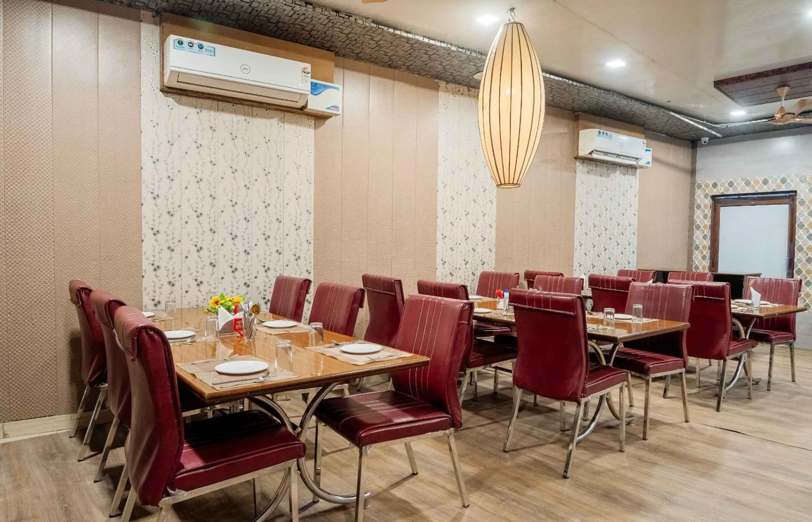 Restaurant/places to eat in Hotel Royal Paradise