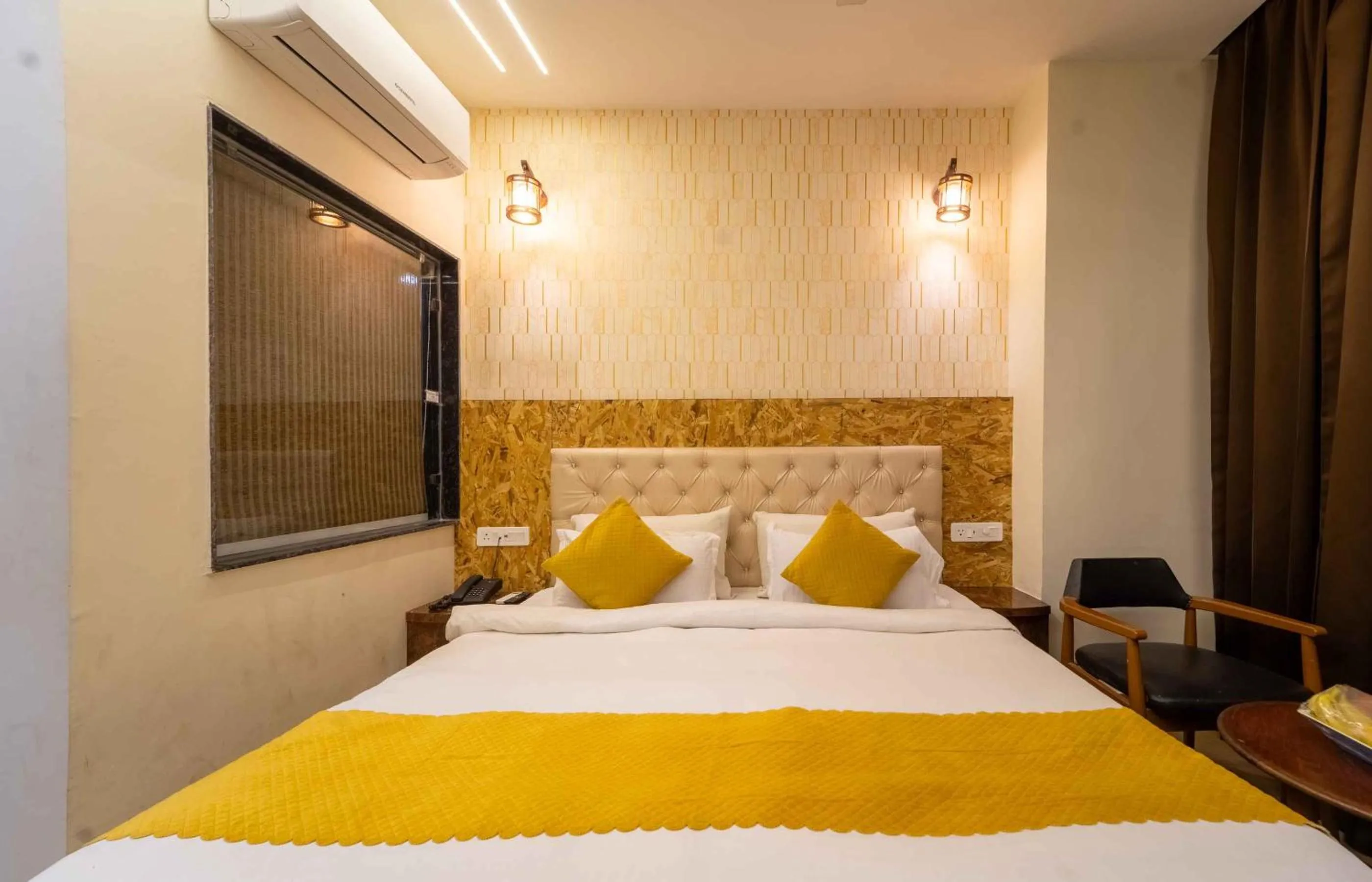 Seating area, Bed in Hotel Royal Paradise