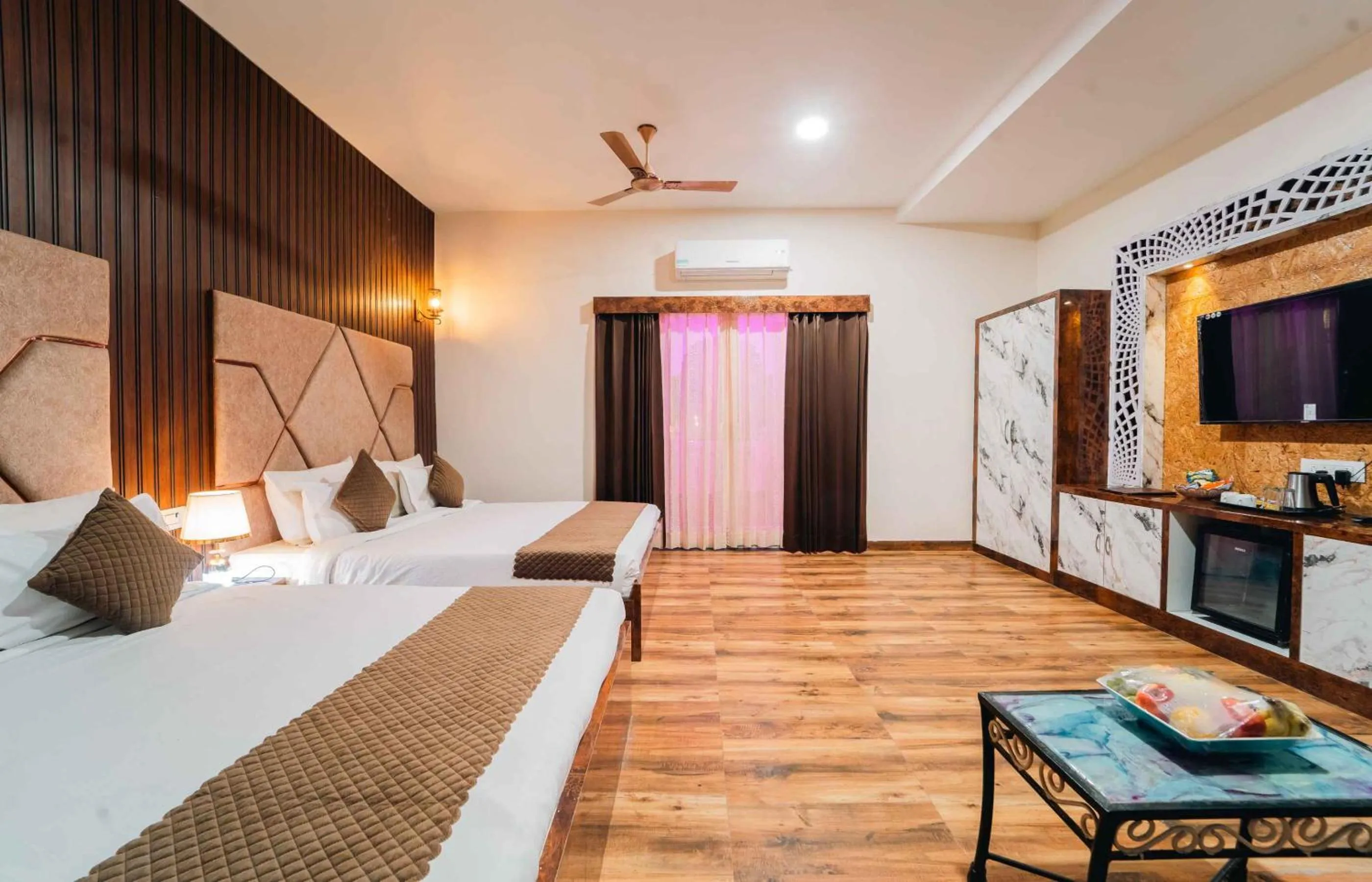 Bed in Hotel Royal Paradise