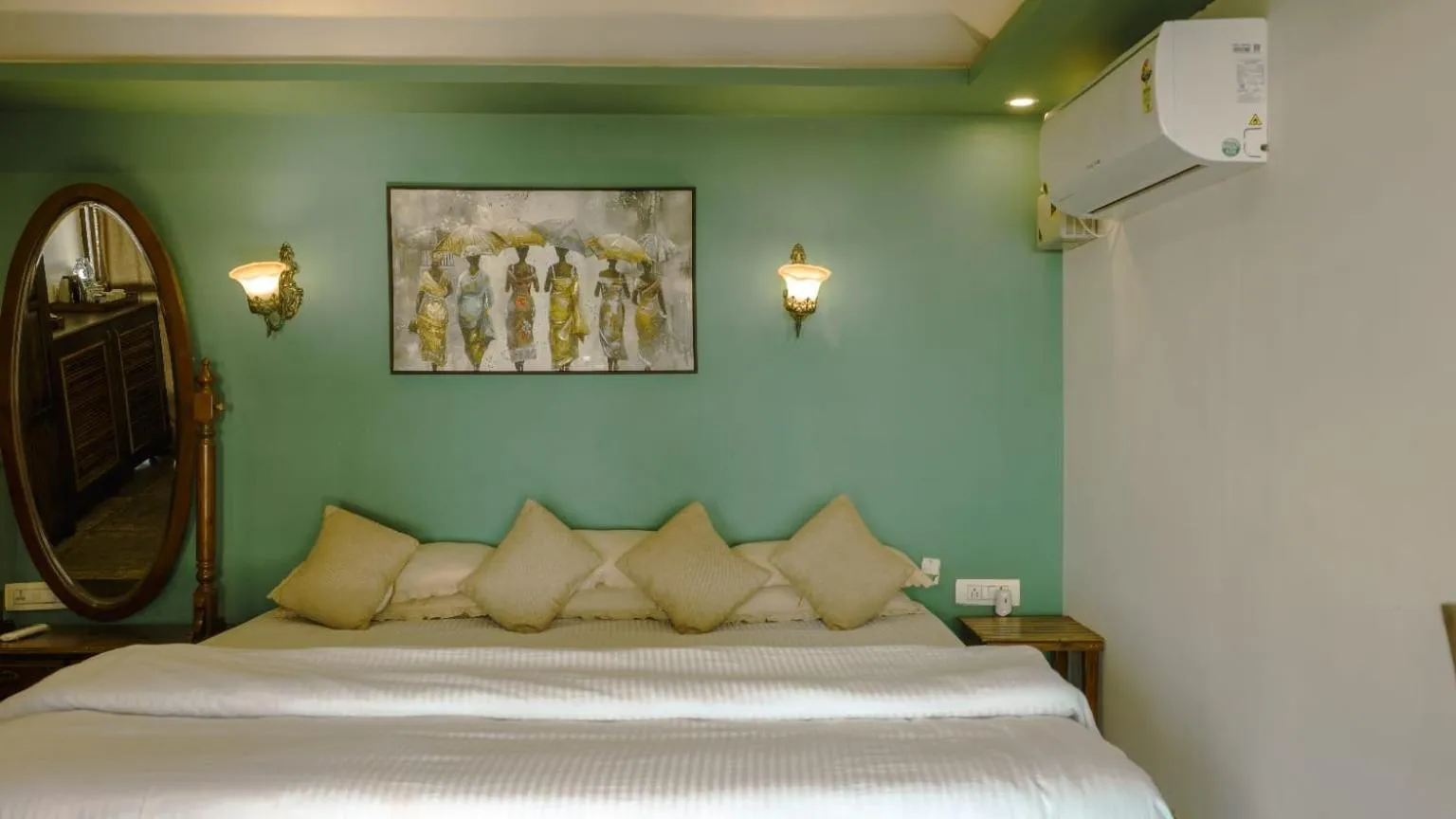 Bed in Mariposa Beach Grove