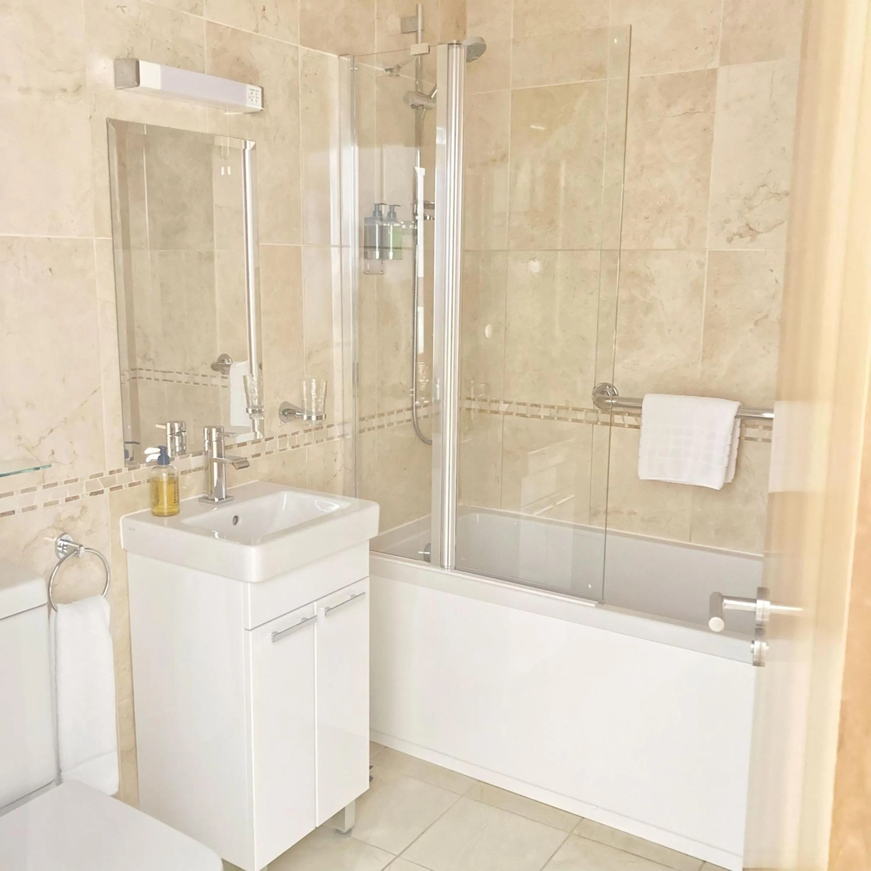 Bathroom in The Britannia Inn & Waves Restaurant