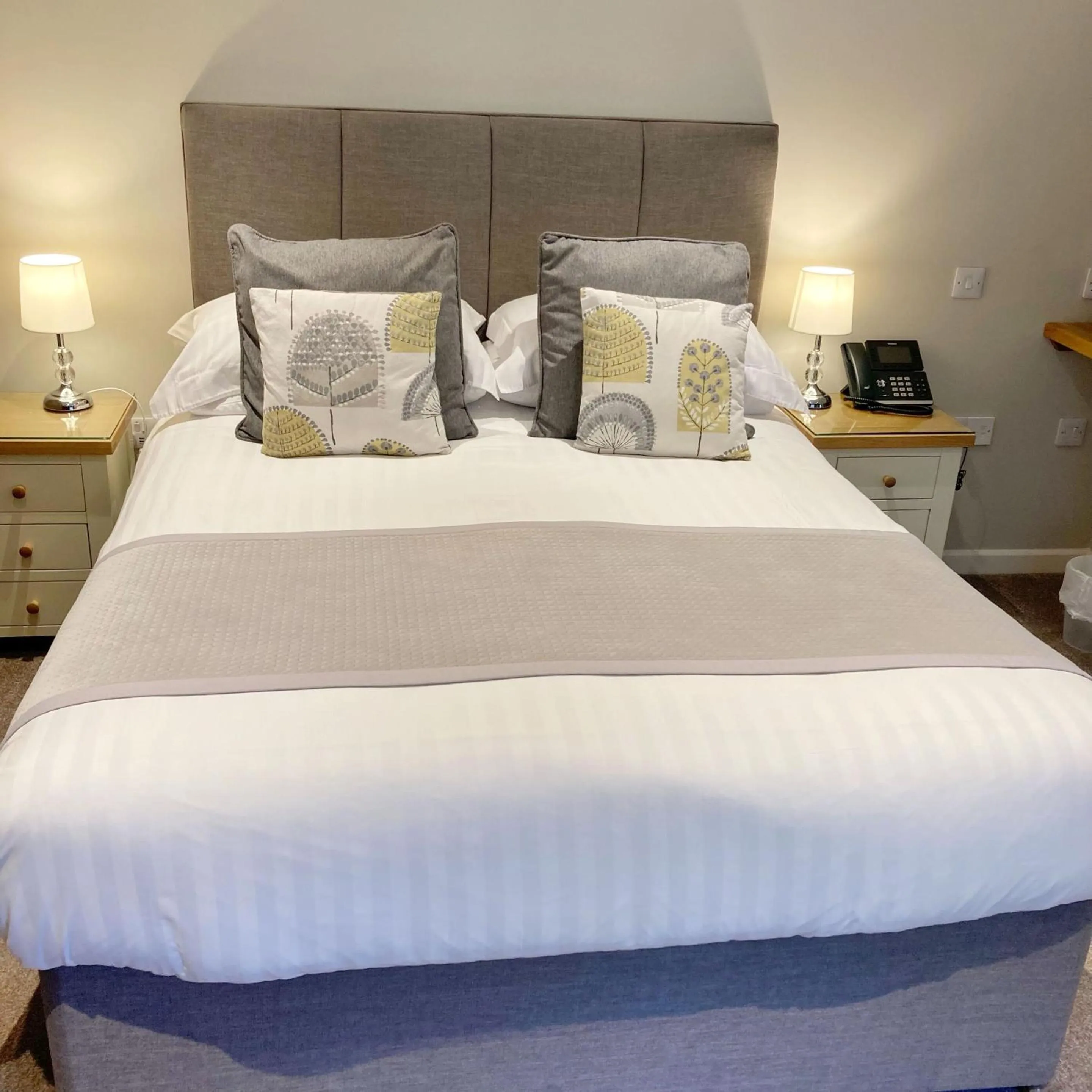 Dining area, Bed in The Britannia Inn & Waves Restaurant