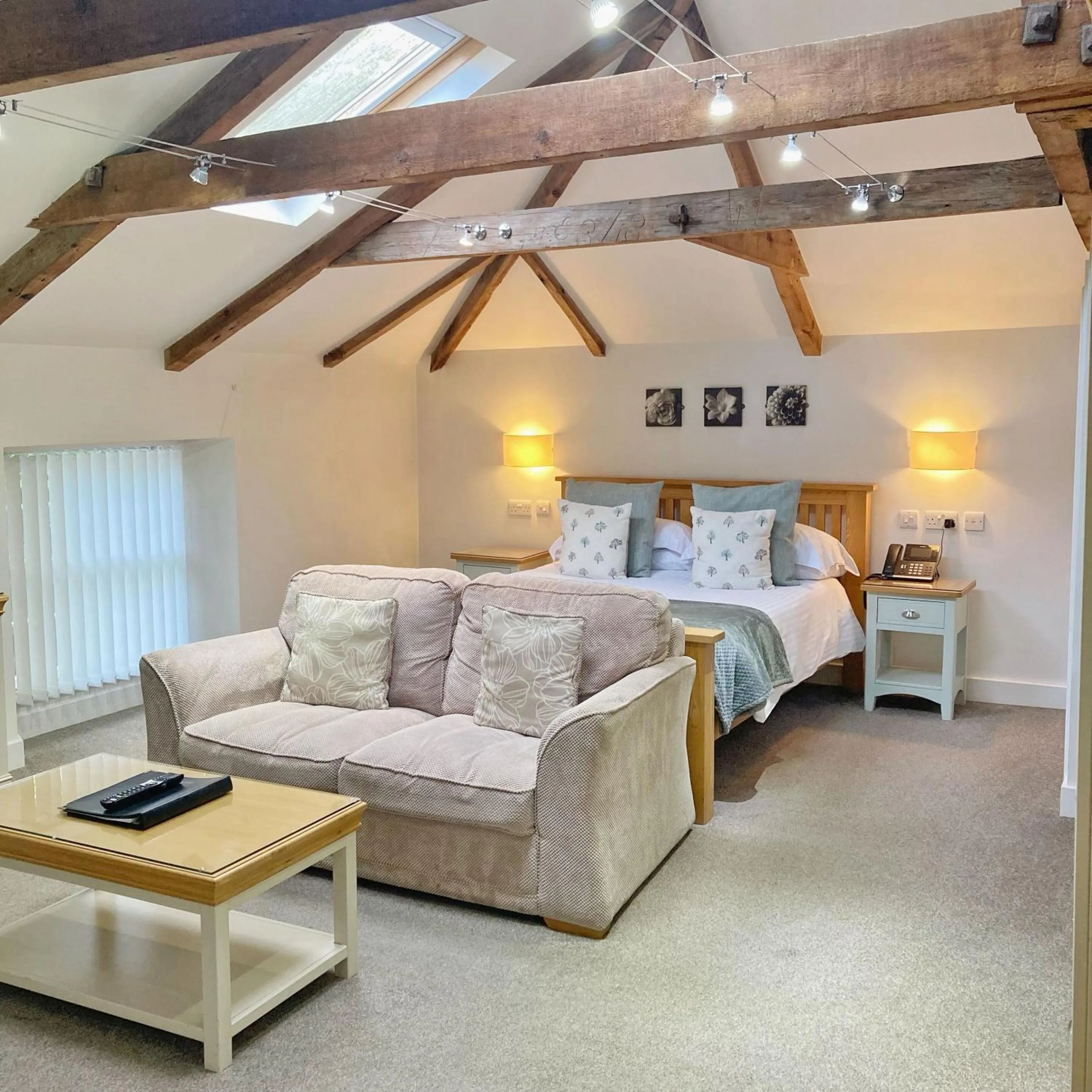 Dining area, Bed in The Britannia Inn & Waves Restaurant