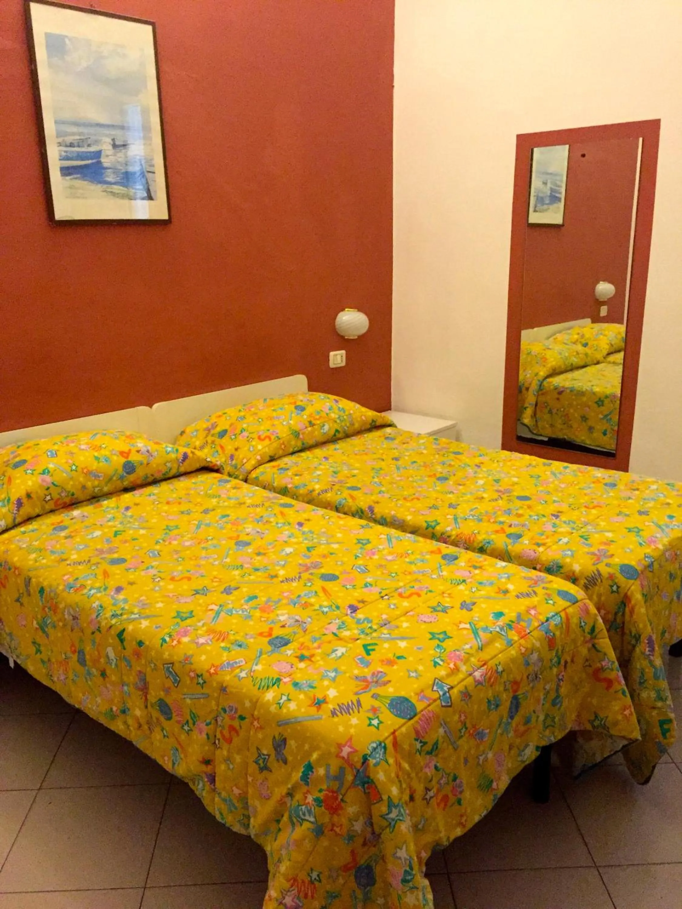 Property building, Bed in Albergo Ape Elbana