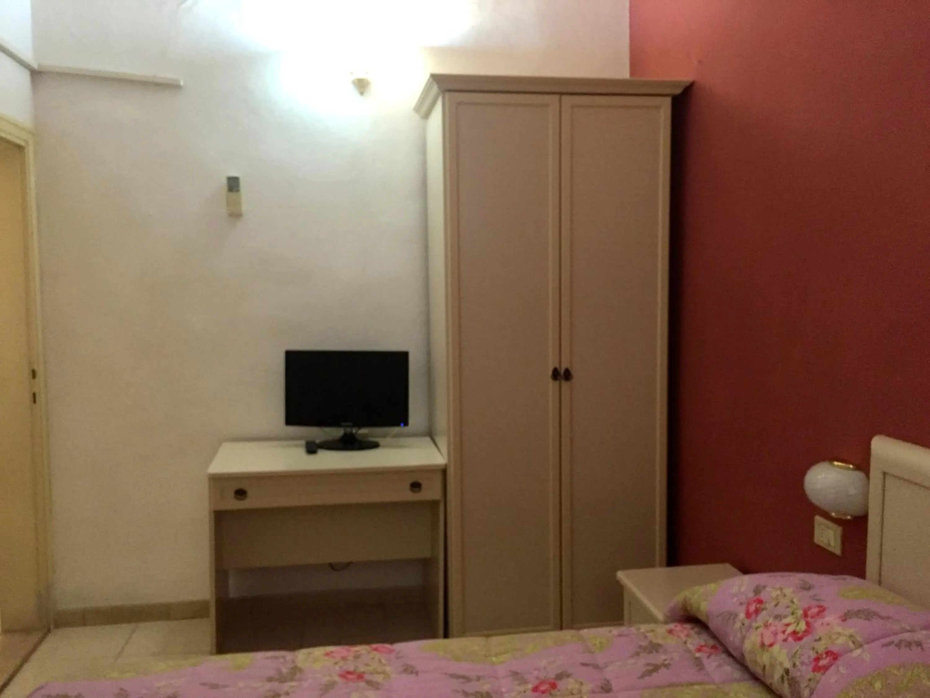 Property building, Bed in Albergo Ape Elbana