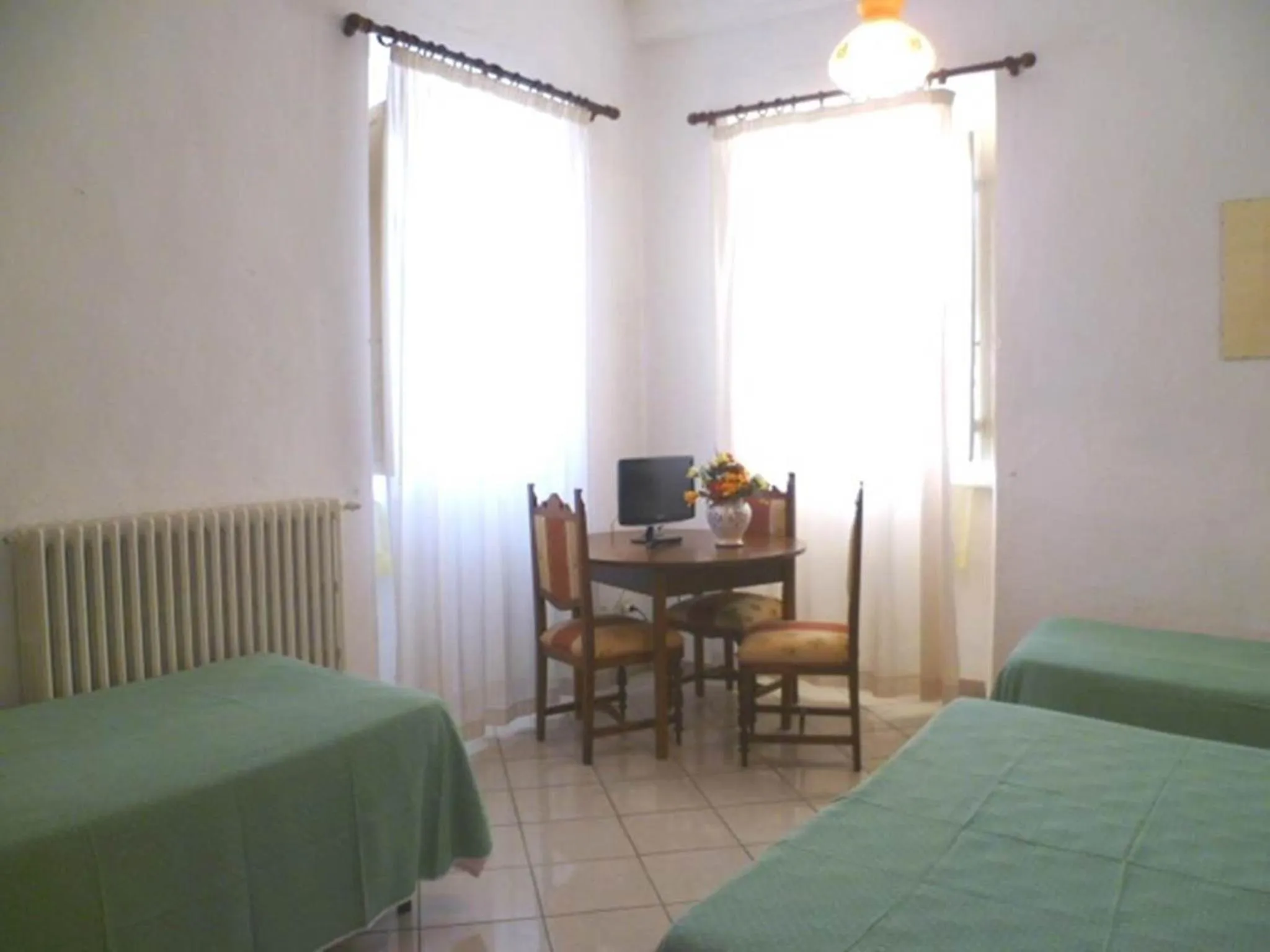 Property building, Bed in Albergo Ape Elbana