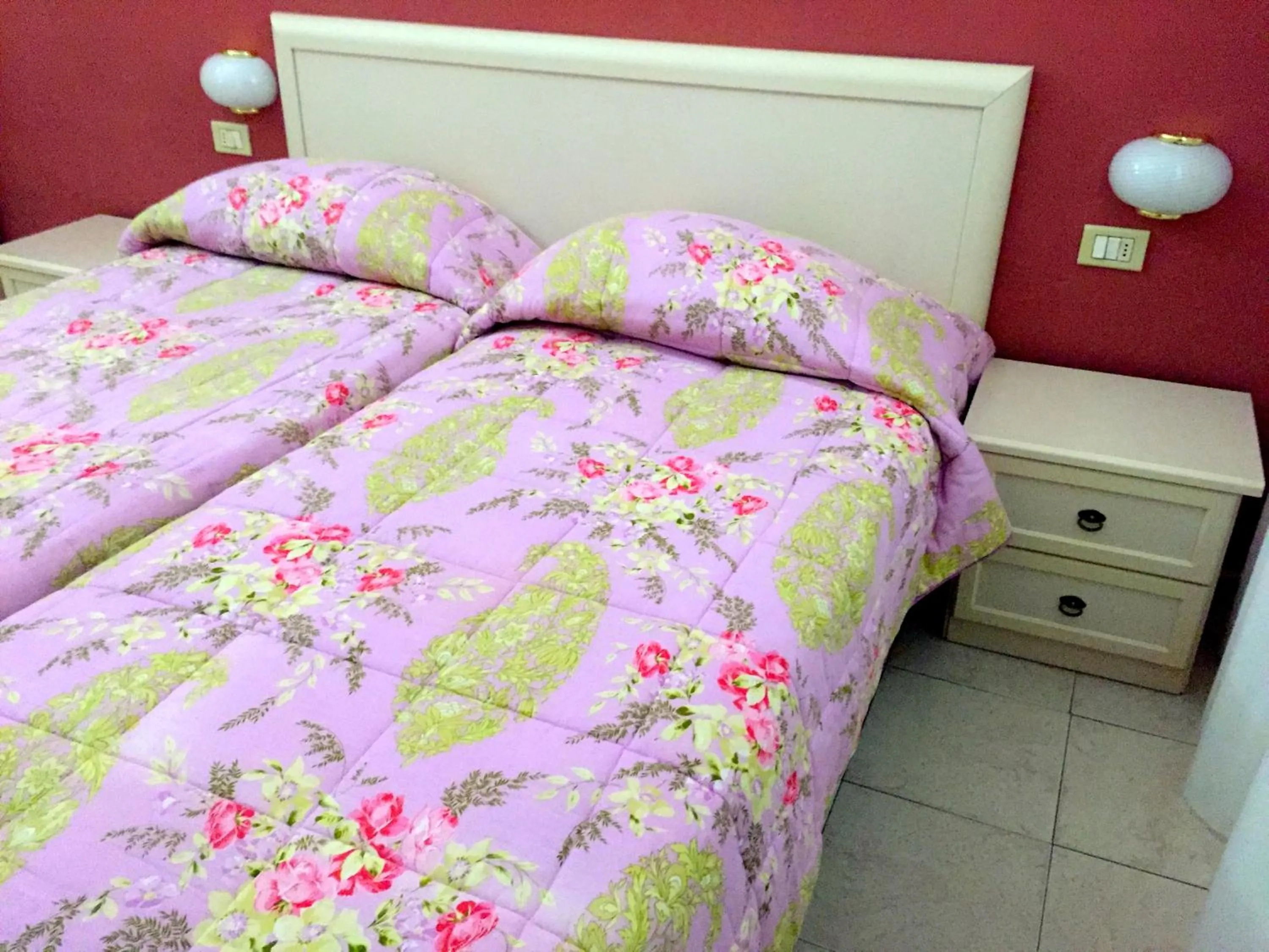 Property building, Bed in Albergo Ape Elbana