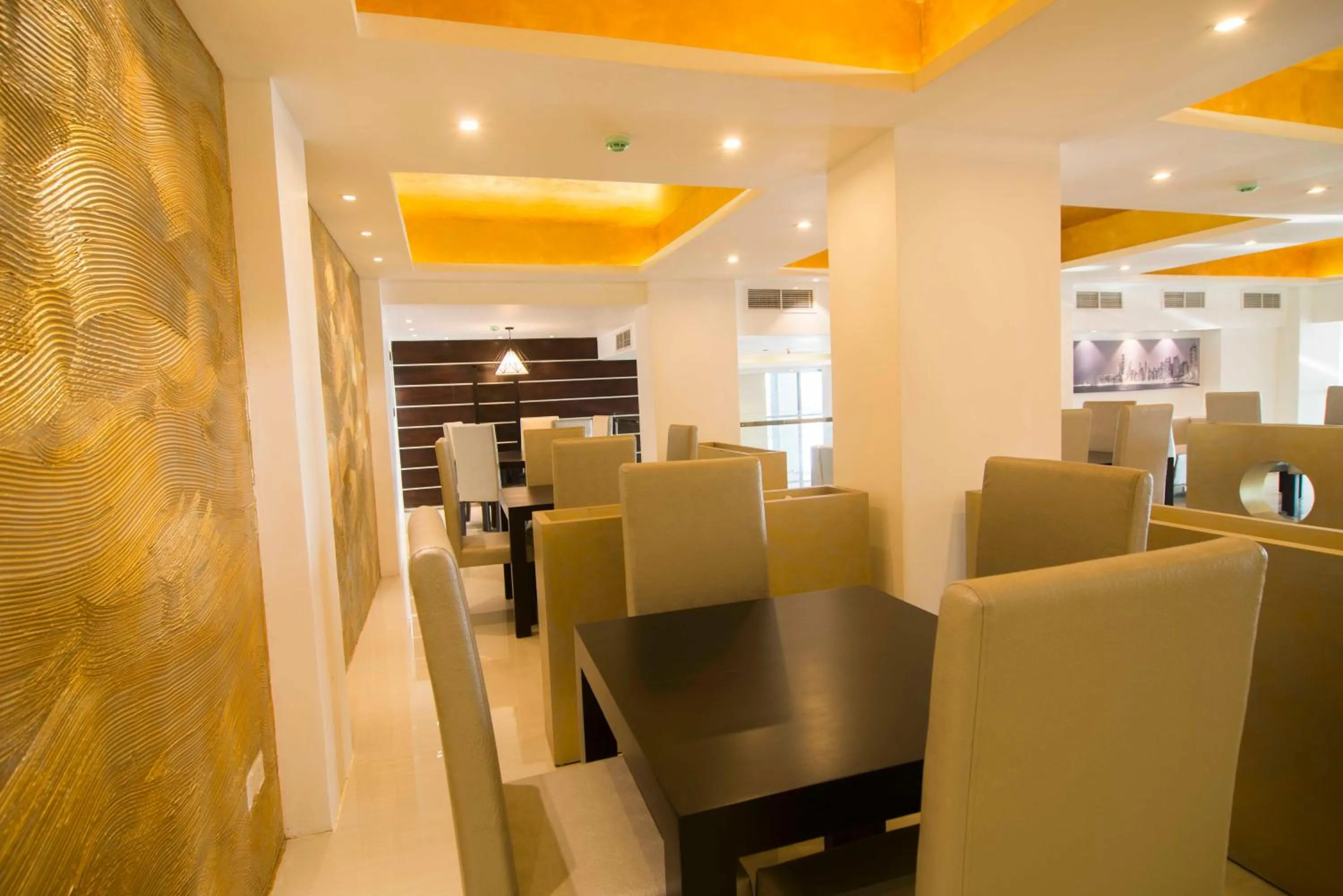 Restaurant/places to eat in Platinum One Suites