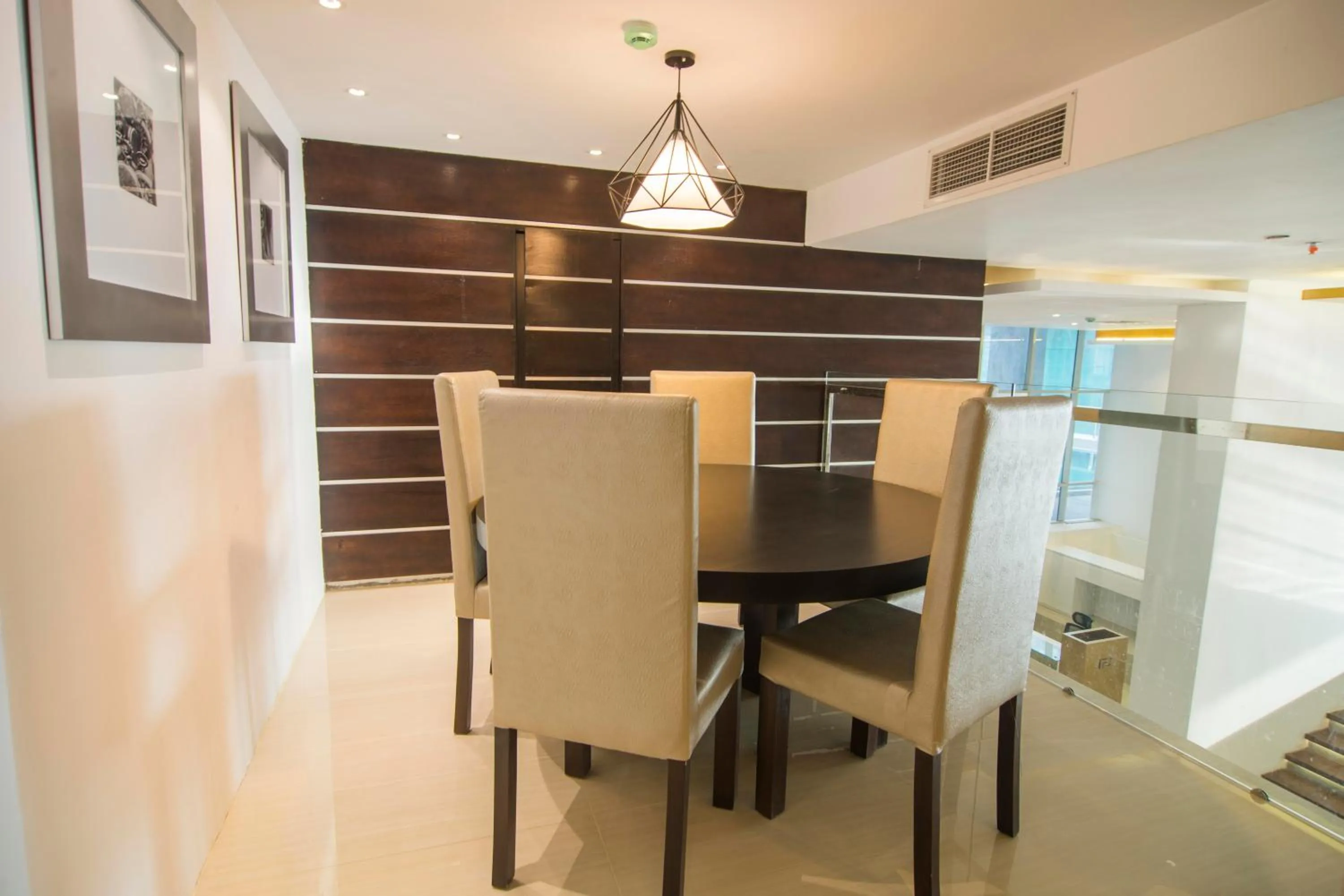 Restaurant/places to eat in Platinum One Suites