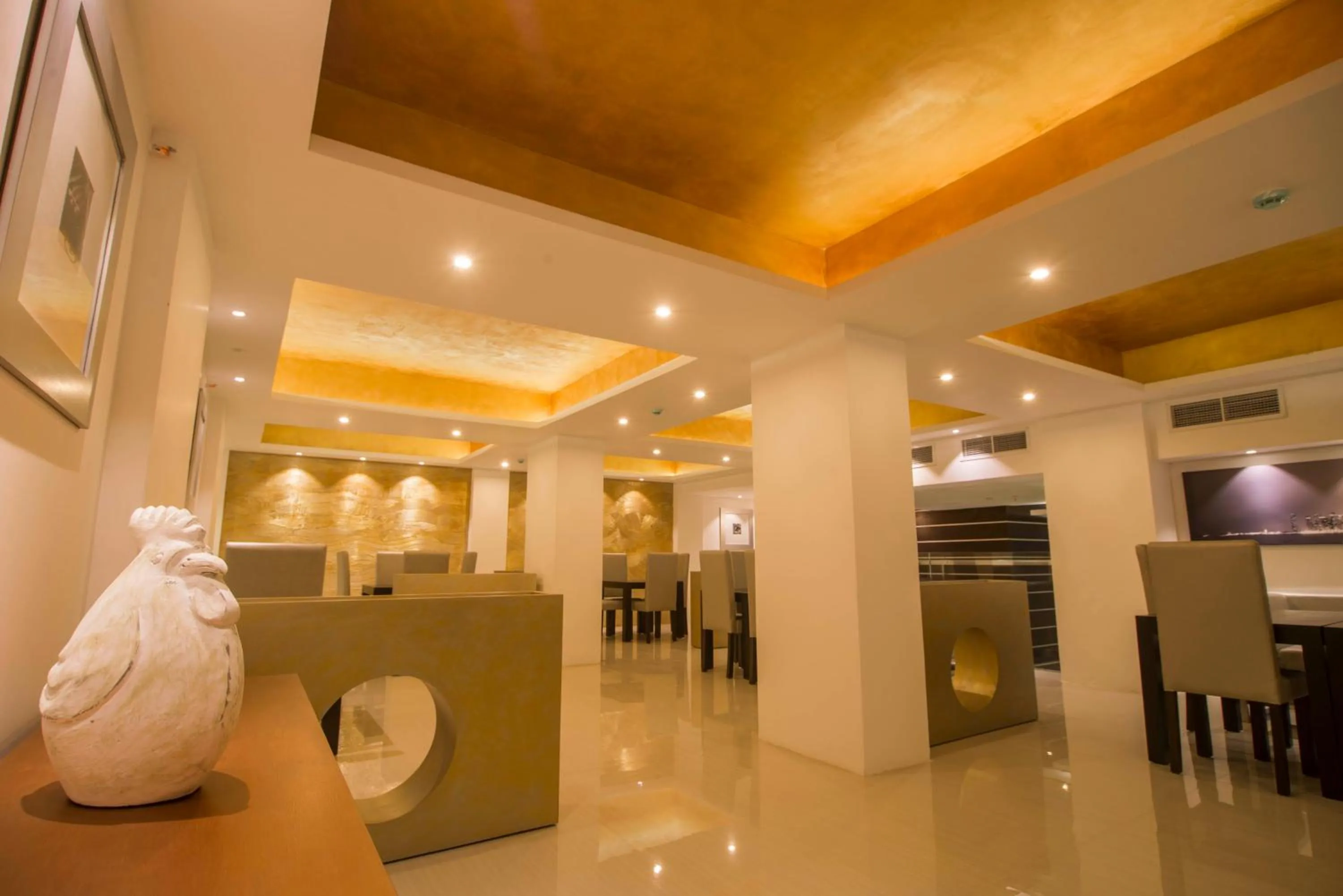 Restaurant/places to eat in Platinum One Suites