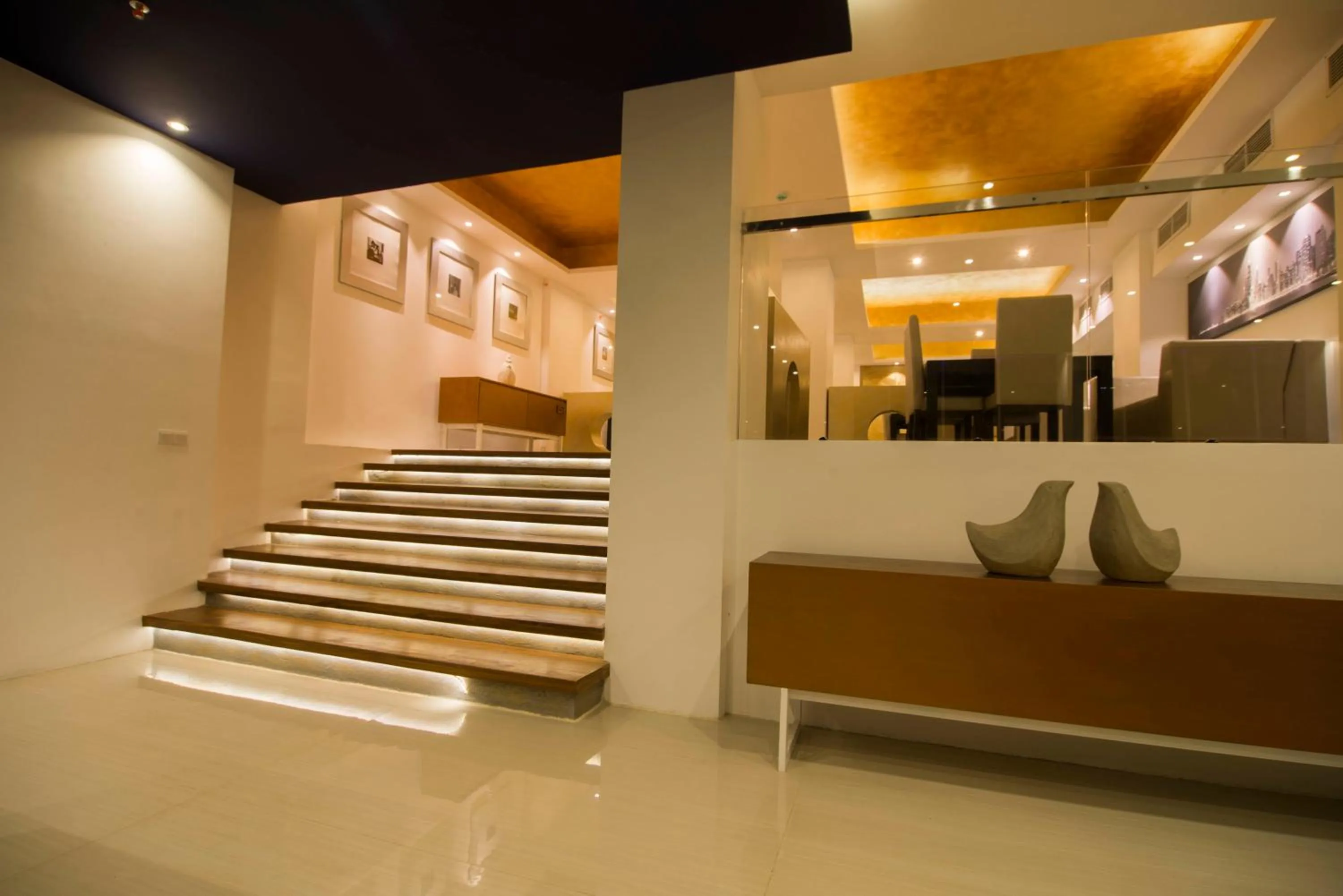 Restaurant/places to eat in Platinum One Suites