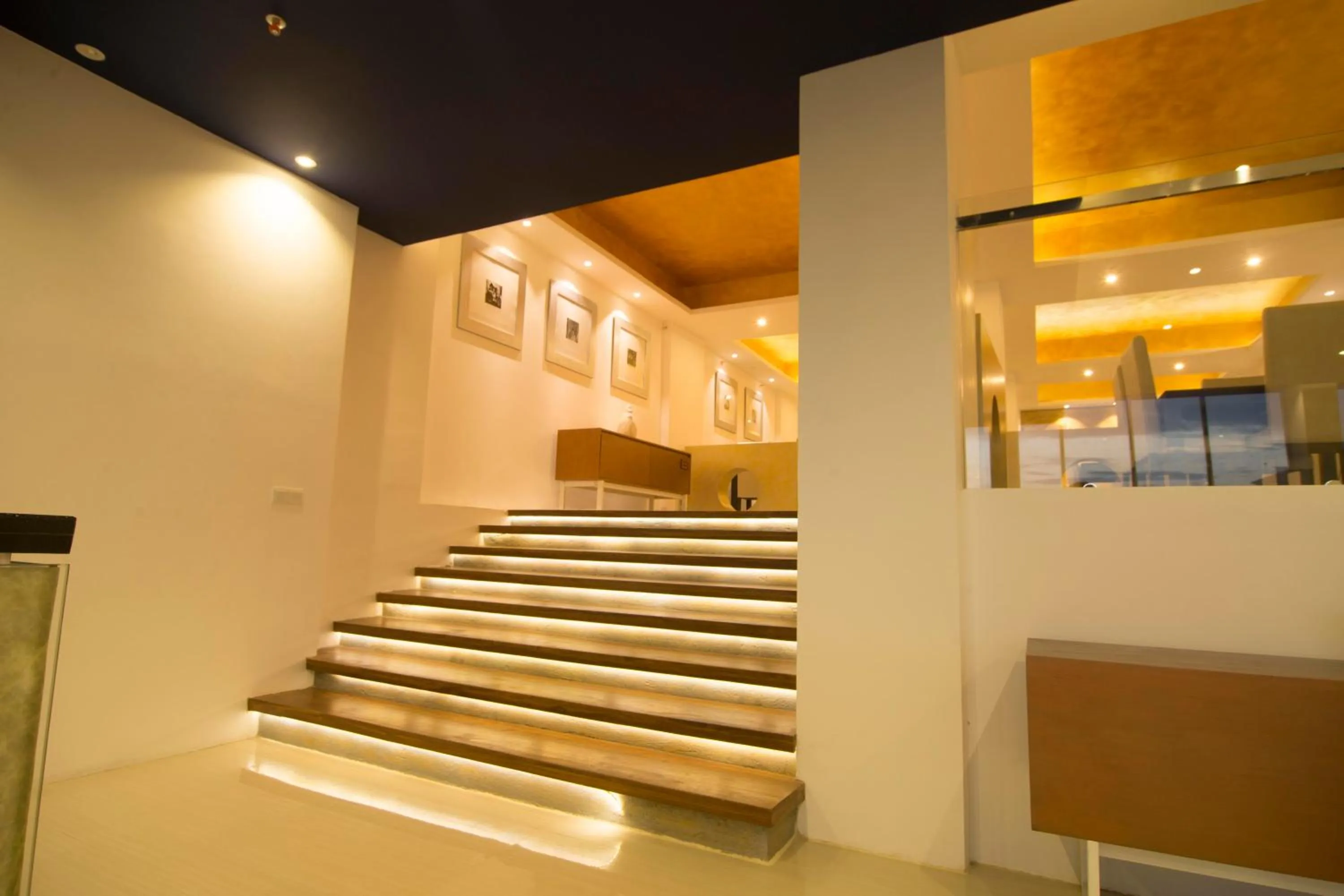 Restaurant/places to eat in Platinum One Suites