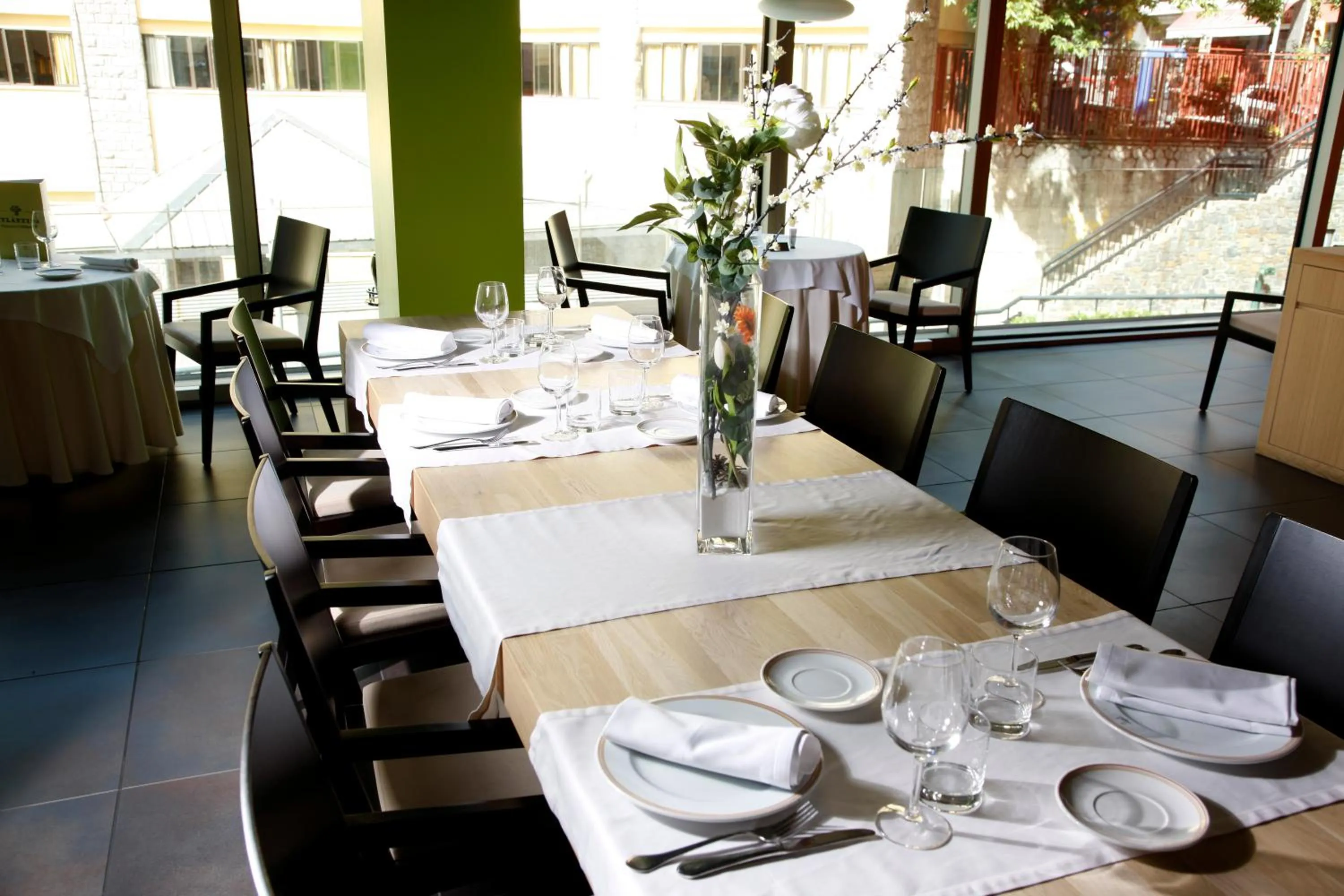 Restaurant/places to eat in Hotel Metropolis