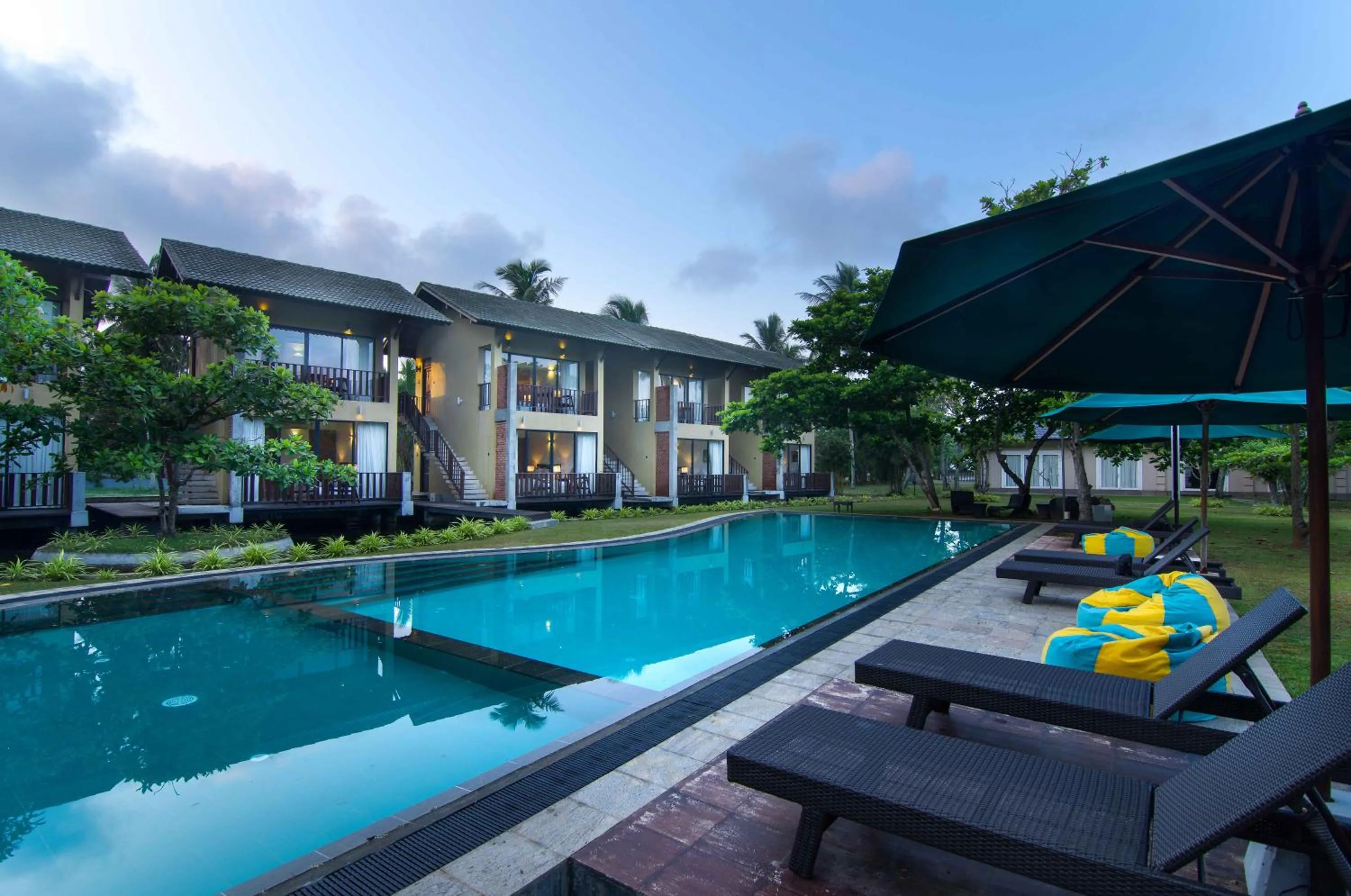 Swimming pool in South Lake Resort Koggala