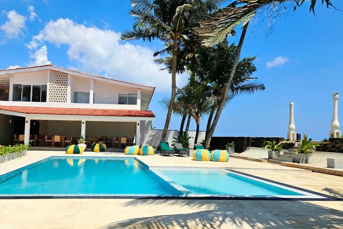 Swimming pool in South Lake Resort Koggala